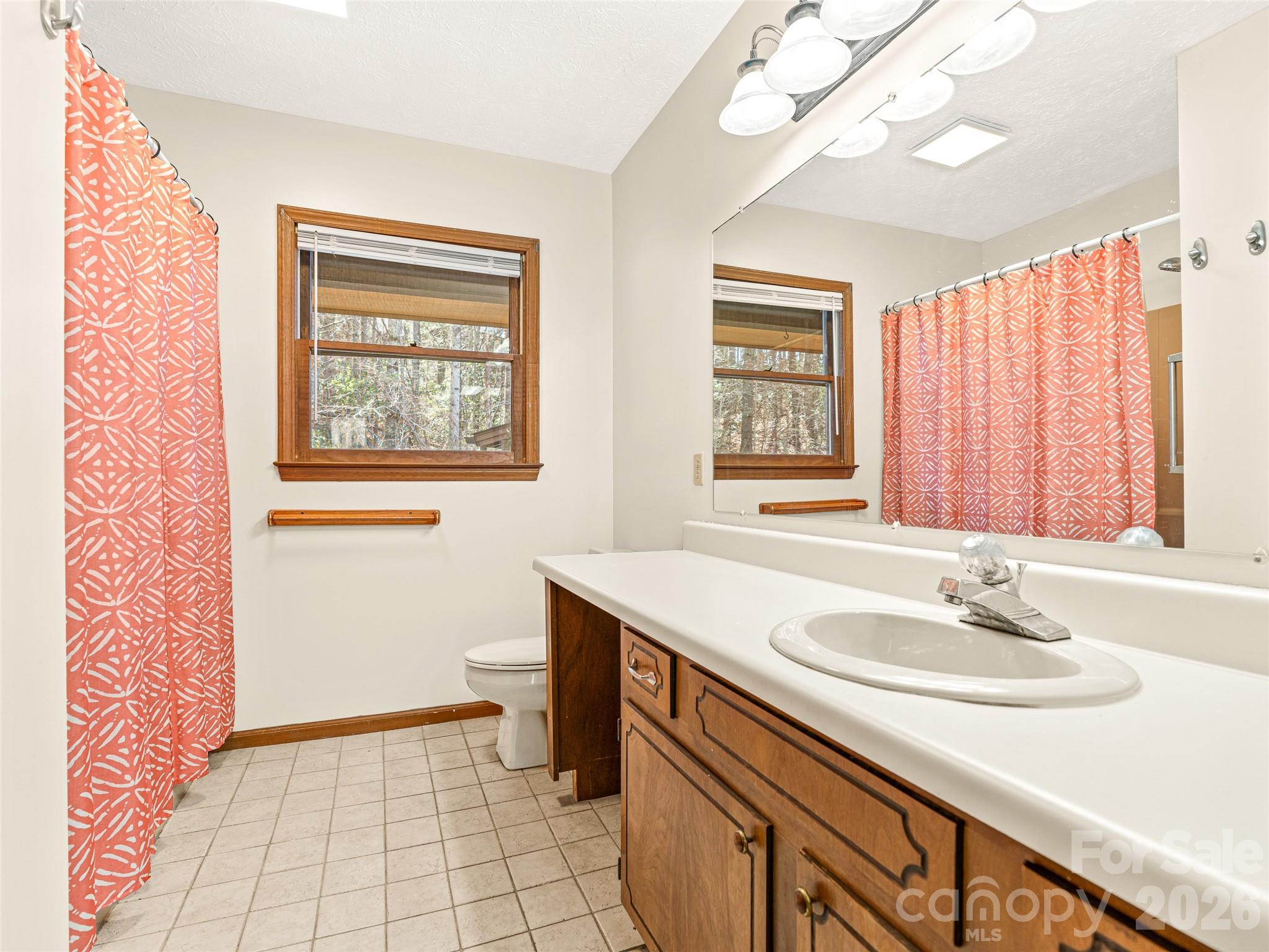 86 View De Lake Drive — Etowah