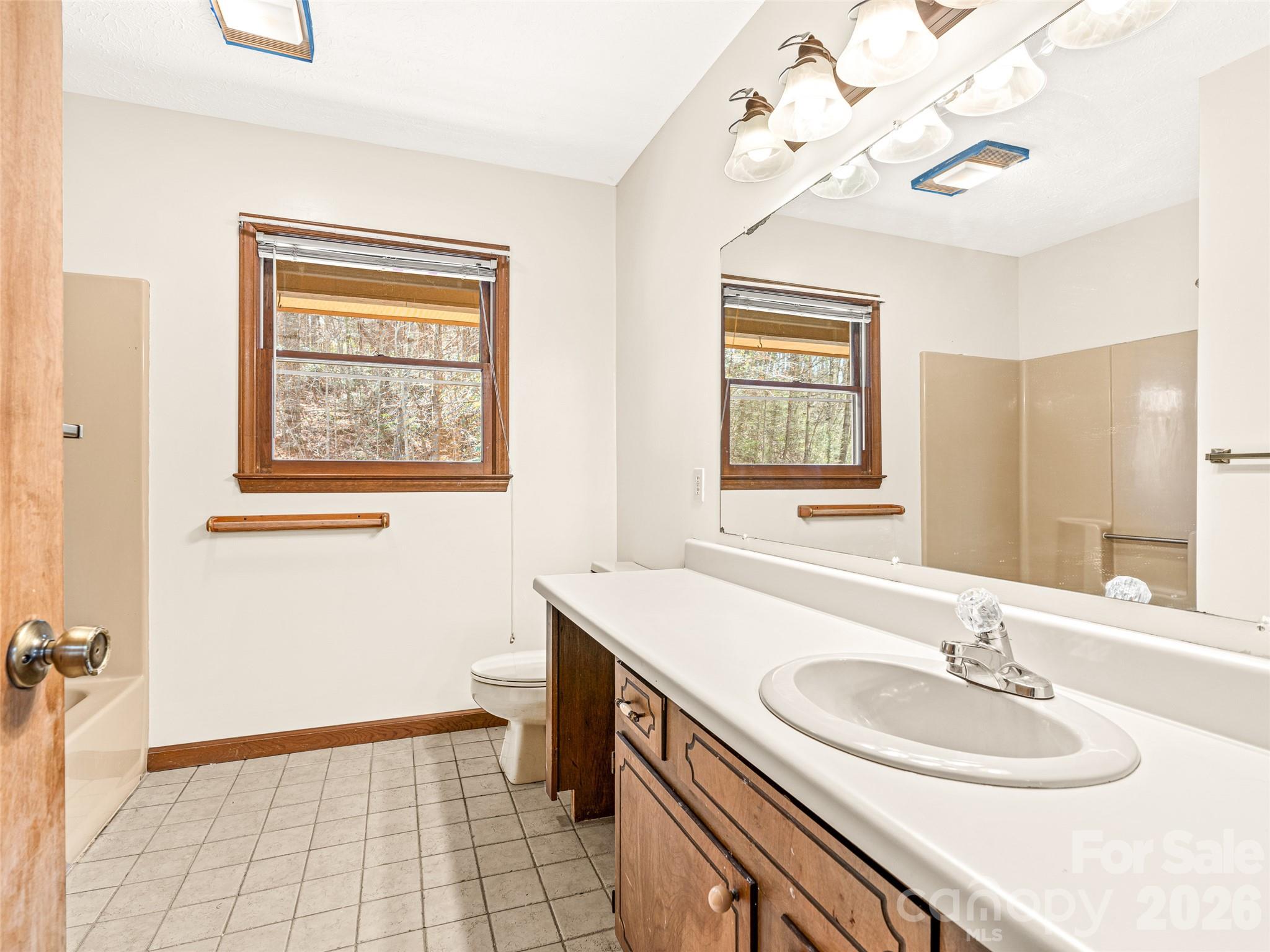 86 View De Lake Drive — Etowah