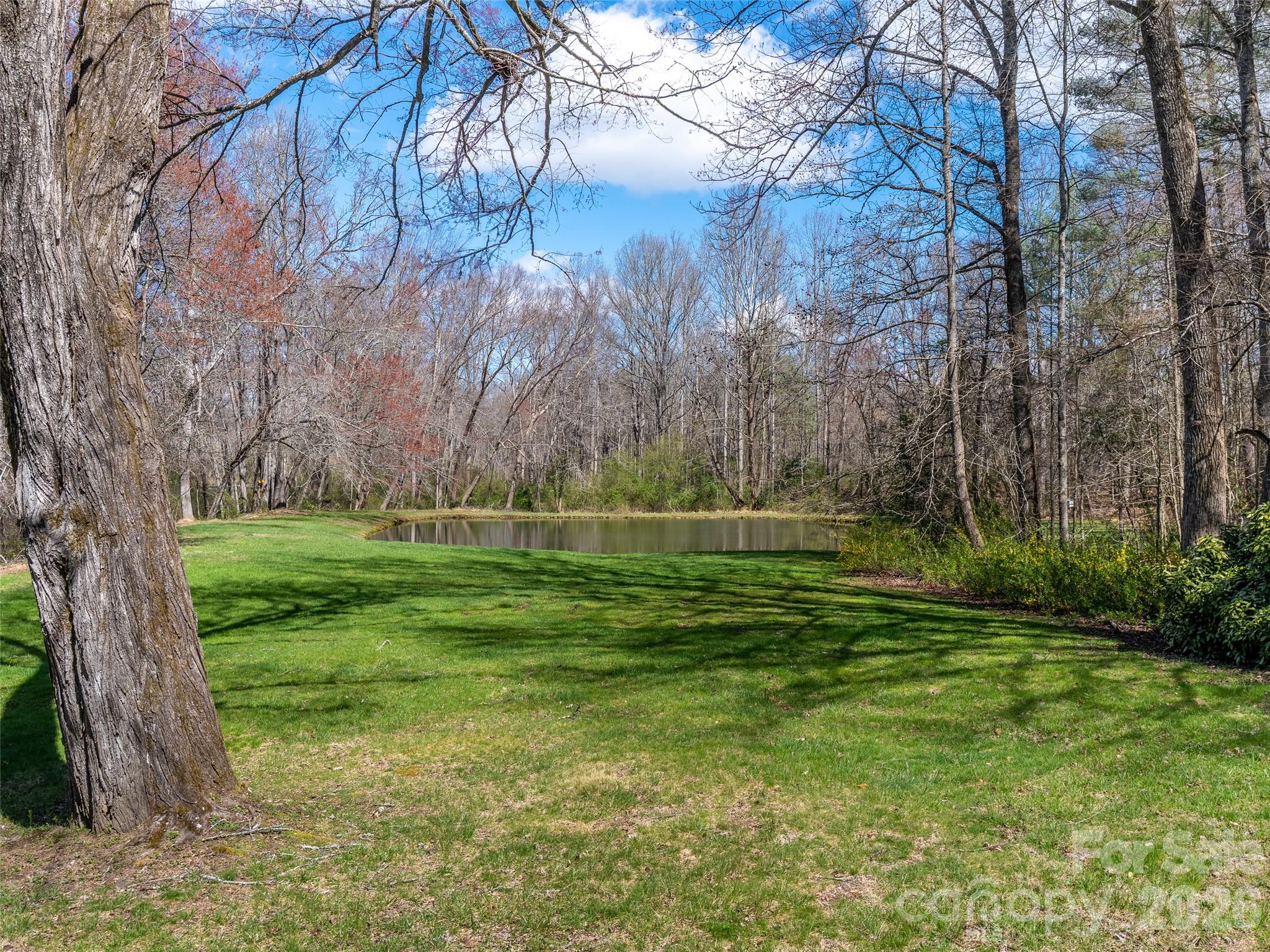 86 View De Lake Drive — Etowah