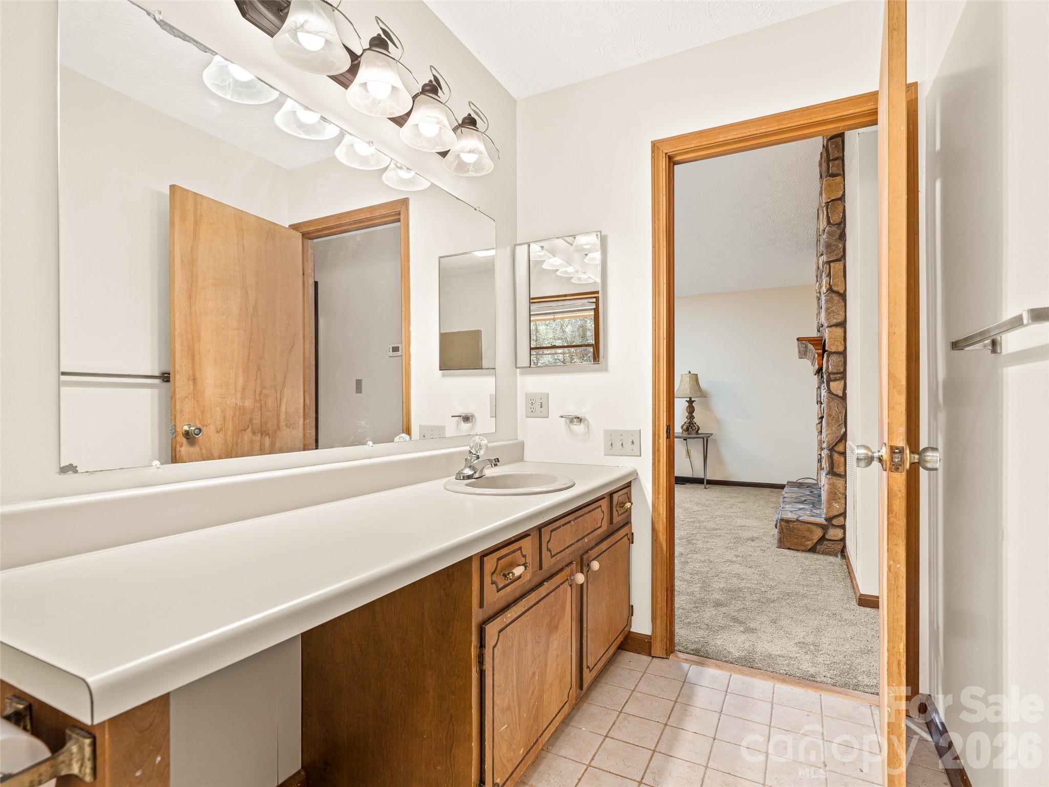 86 View De Lake Drive — Etowah