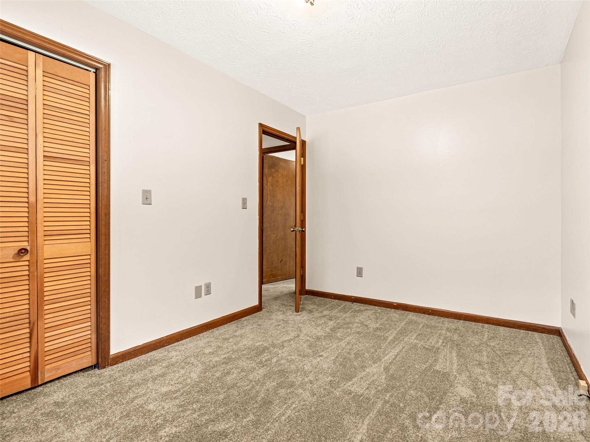 86 View De Lake Drive — Etowah