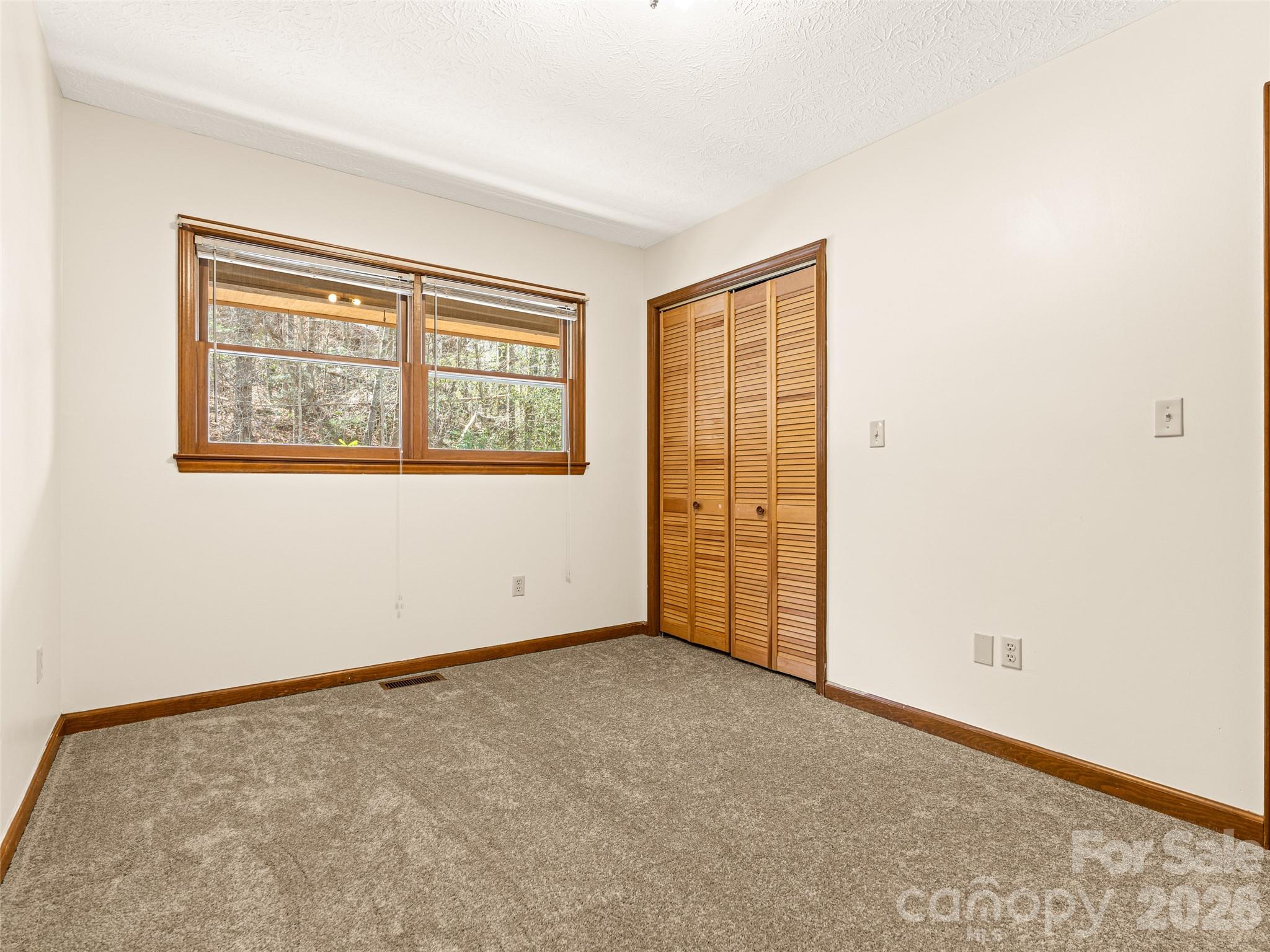 86 View De Lake Drive — Etowah