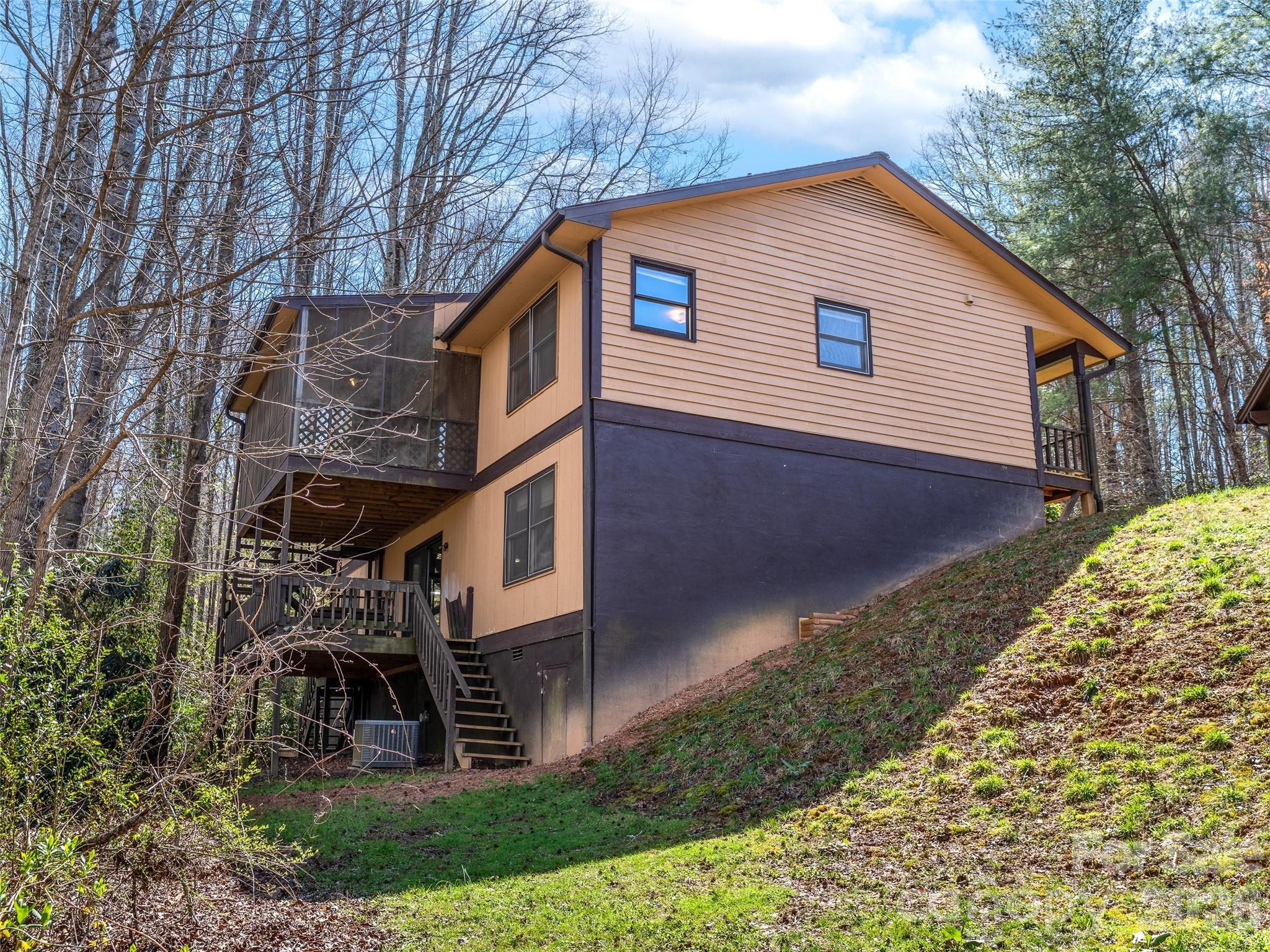 86 View De Lake Drive — Etowah
