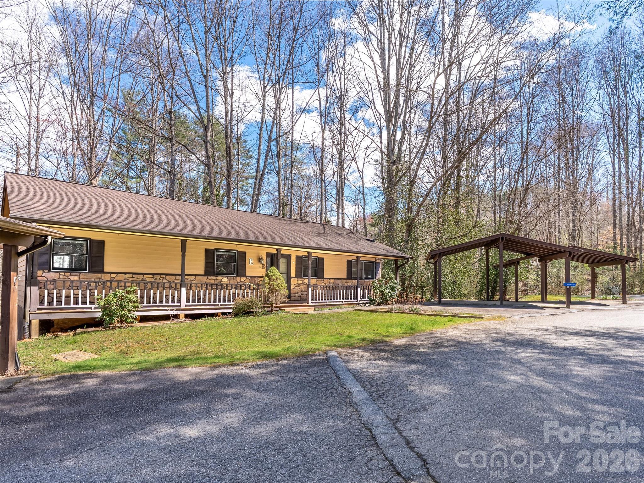 86 View De Lake Drive — Etowah