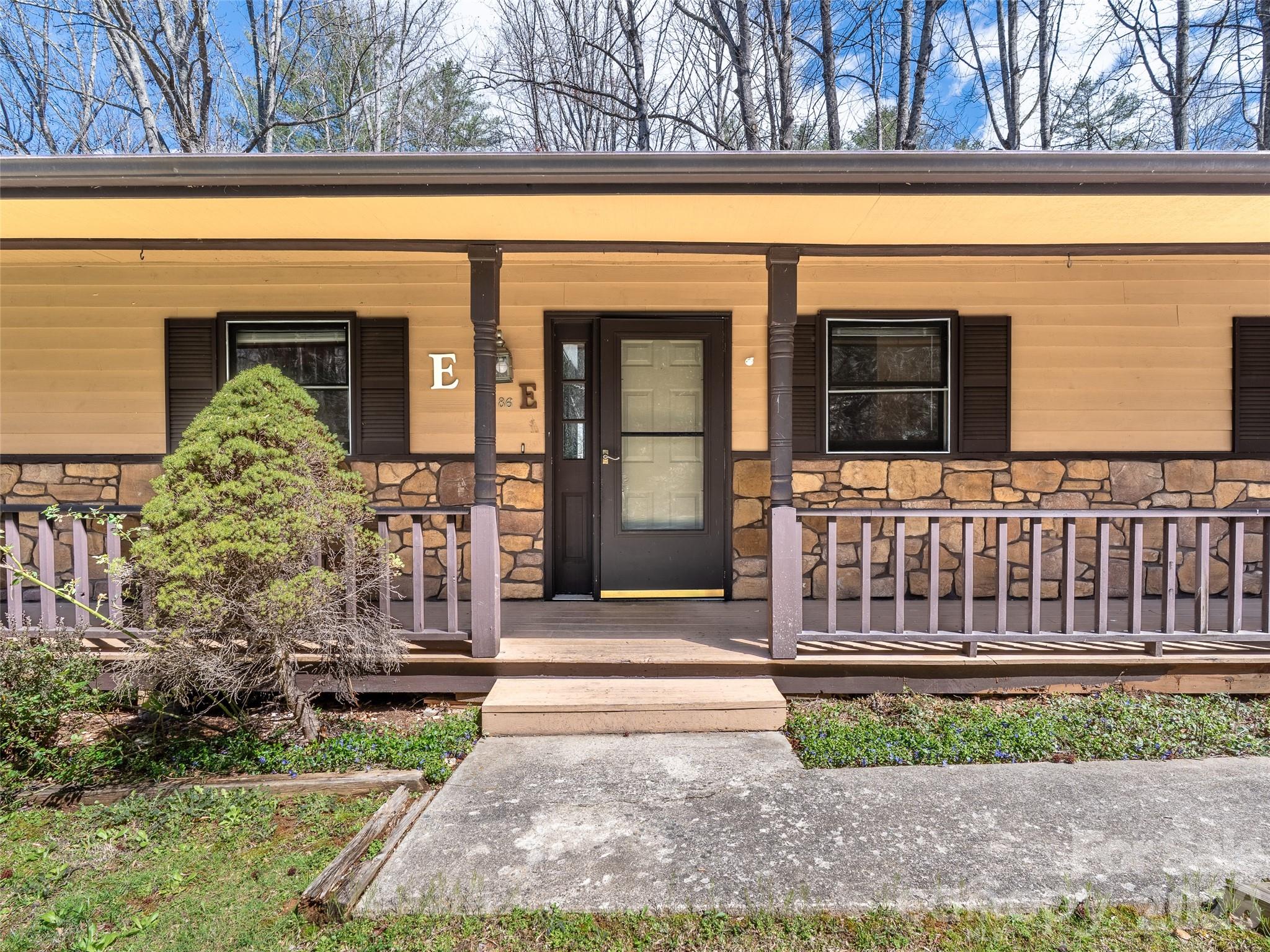 86 View De Lake Drive — Etowah