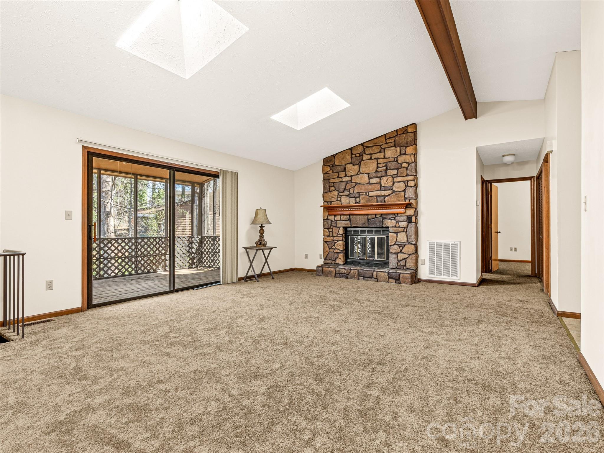 86 View De Lake Drive — Etowah