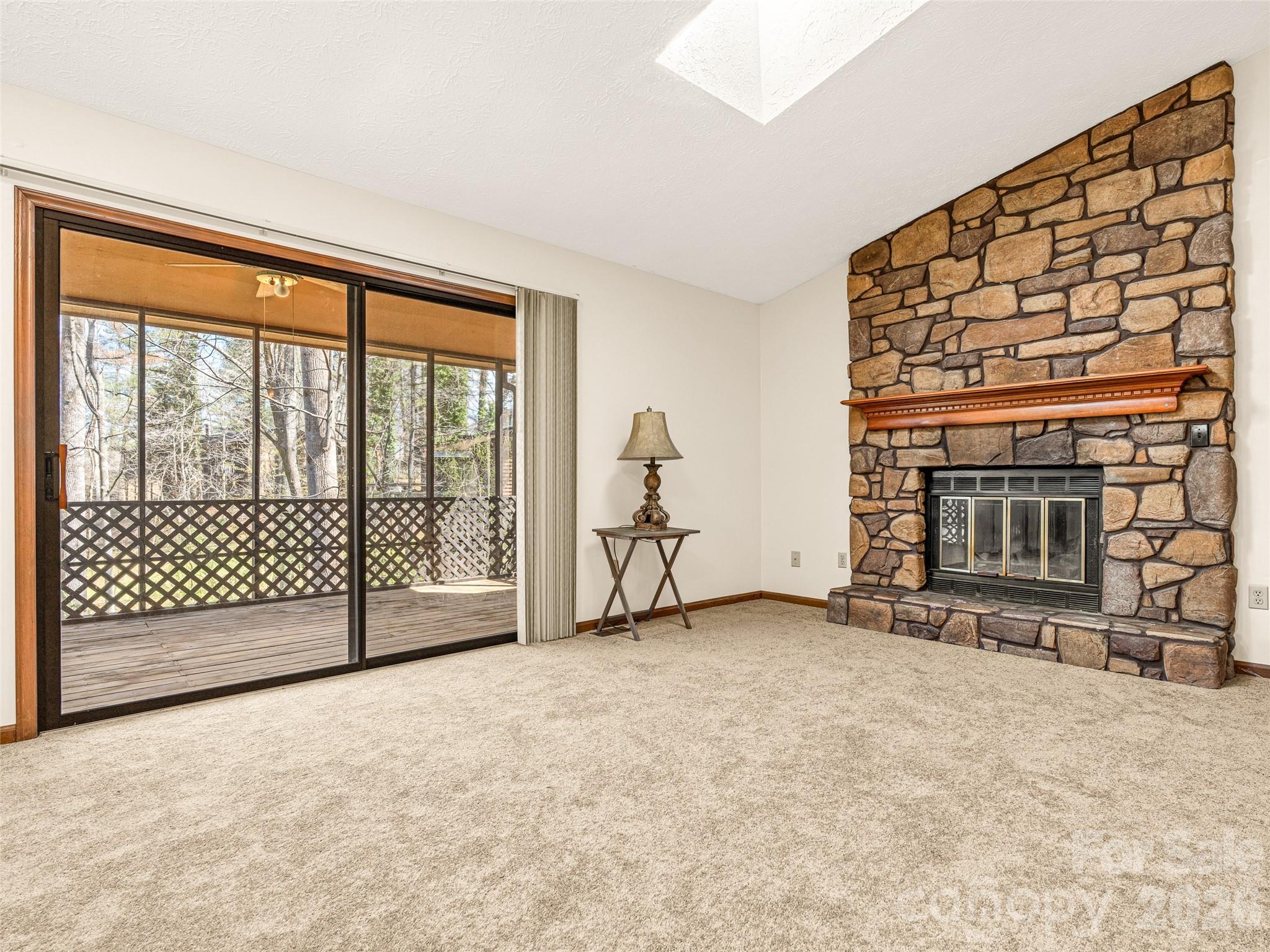 86 View De Lake Drive — Etowah