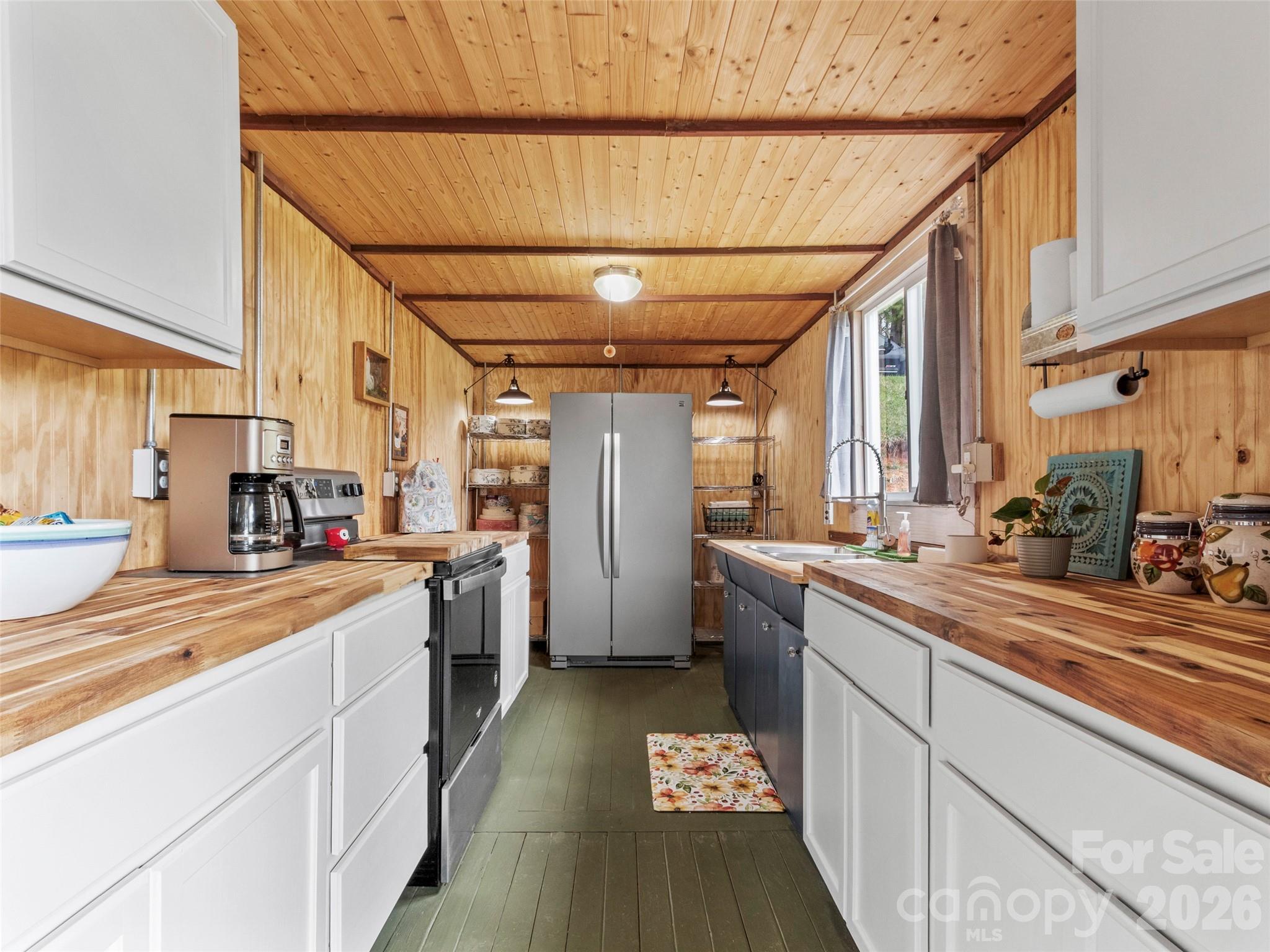 138 Robert Phillips Road — Bakersville