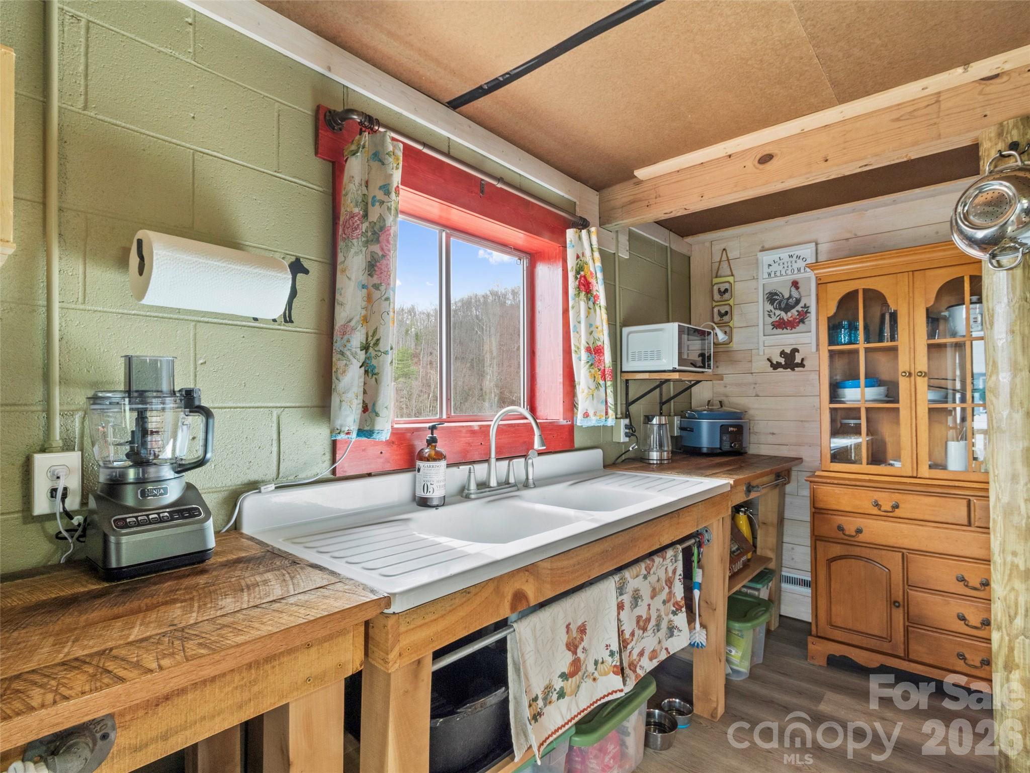 138 Robert Phillips Road — Bakersville