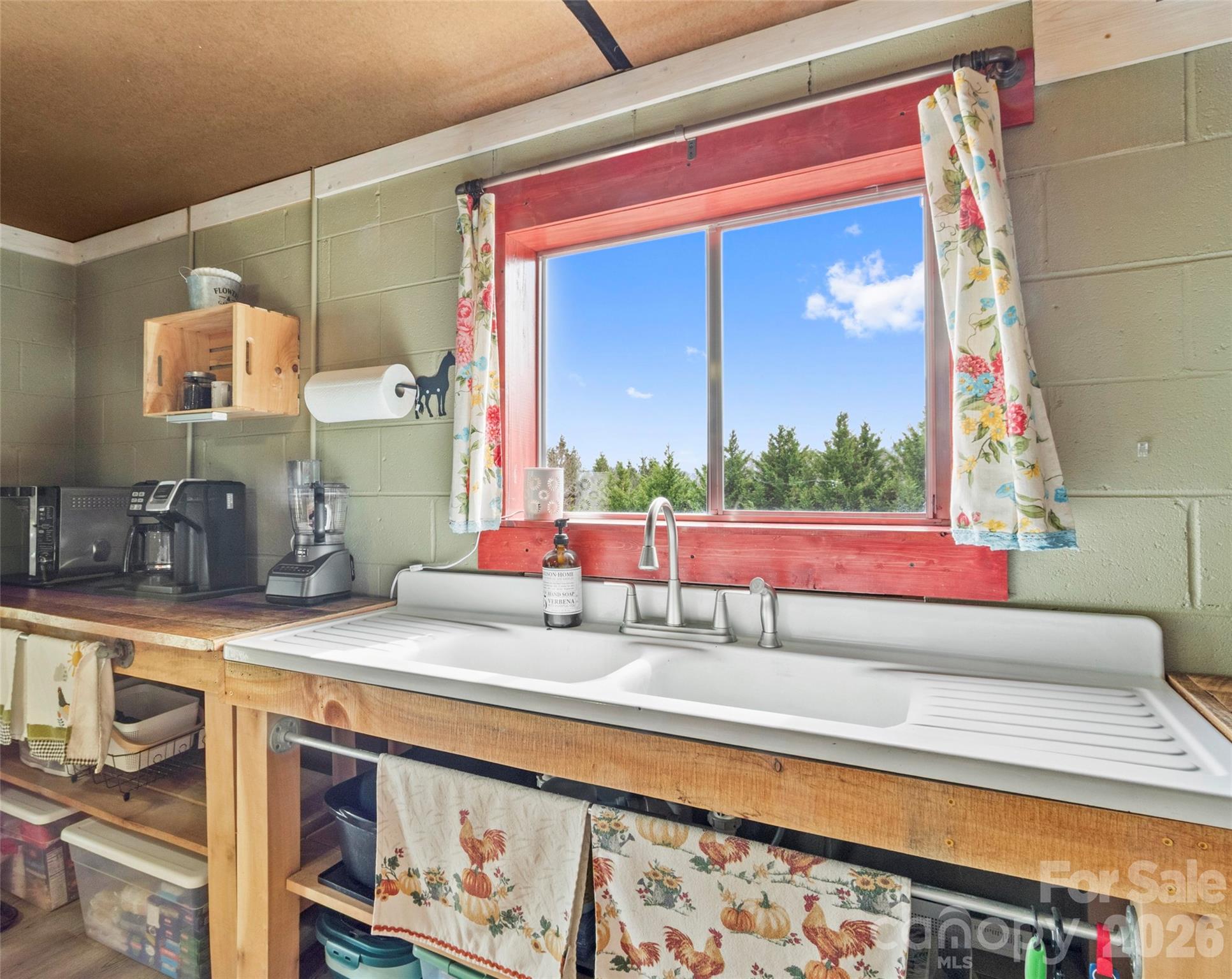 138 Robert Phillips Road — Bakersville