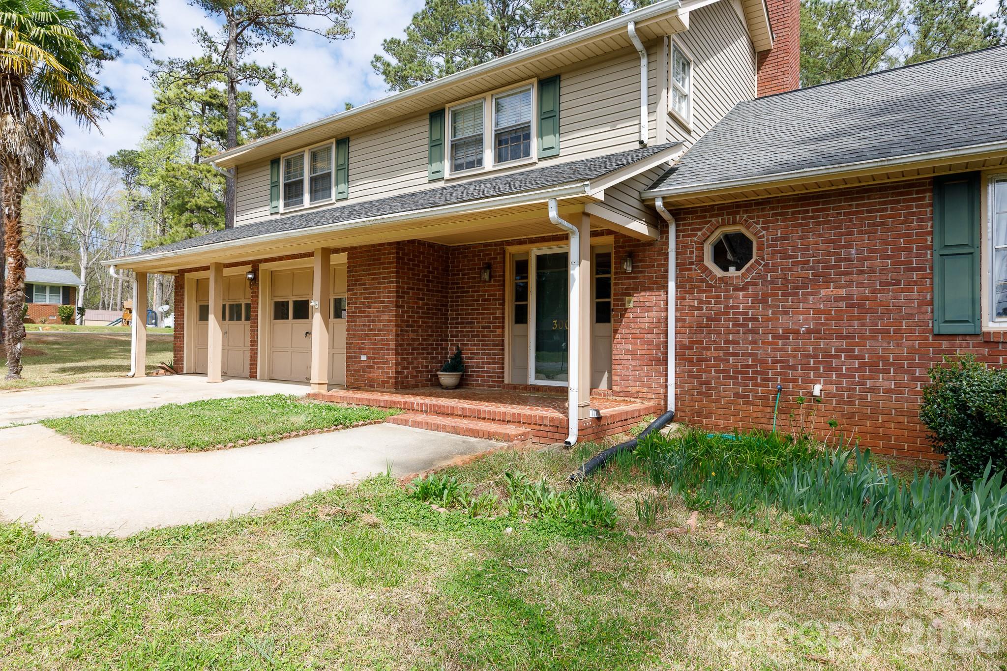 300 Carlisle Avenue — Winnsboro