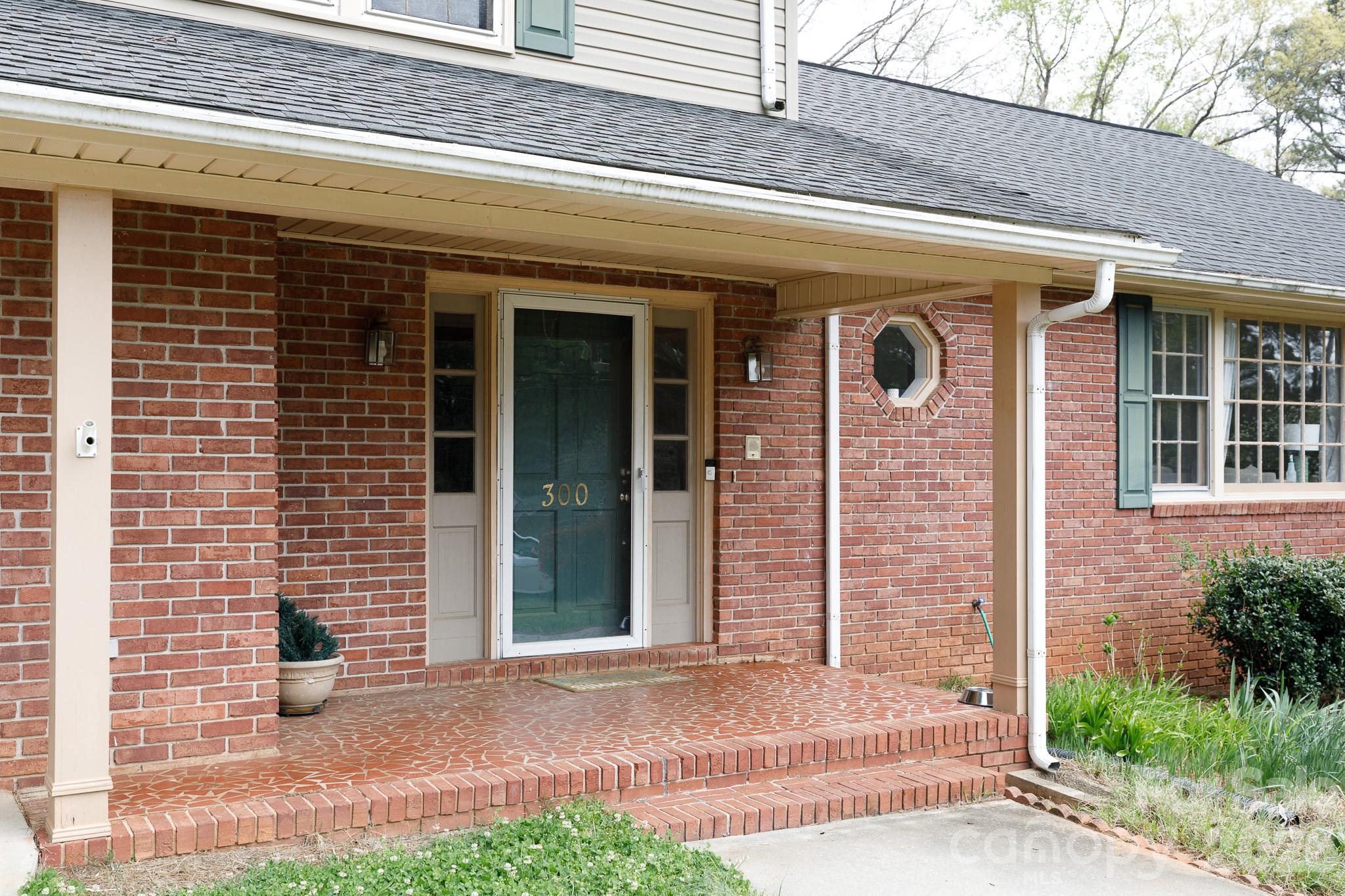300 Carlisle Avenue — Winnsboro