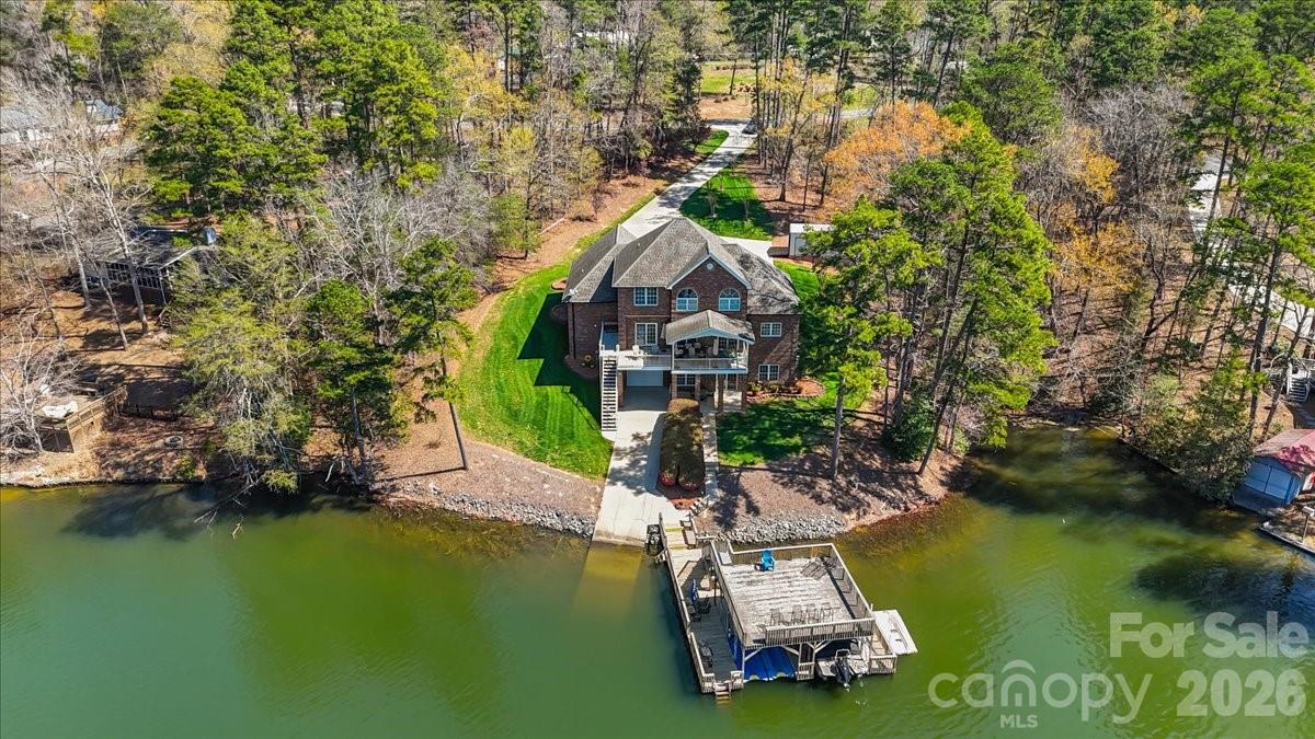 704 Shoreline Drive — New London