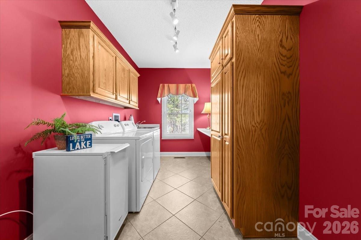 704 Shoreline Drive — New London