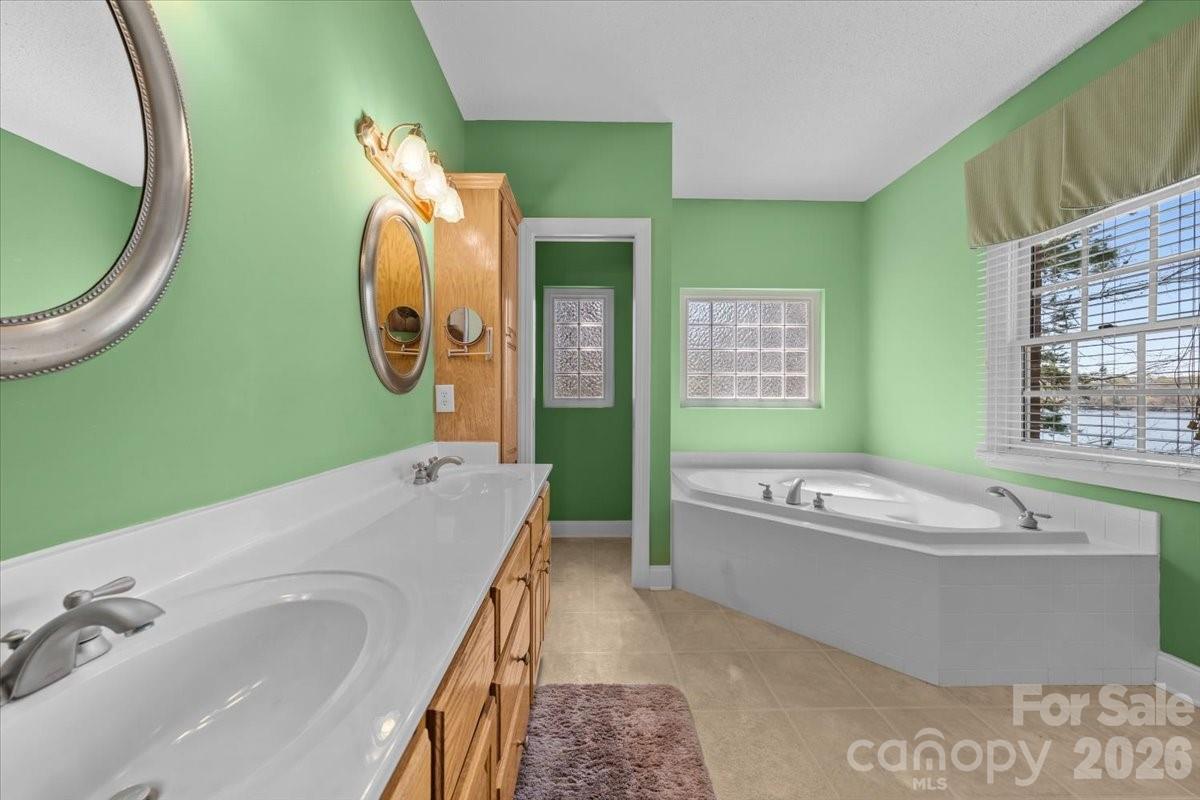 704 Shoreline Drive — New London