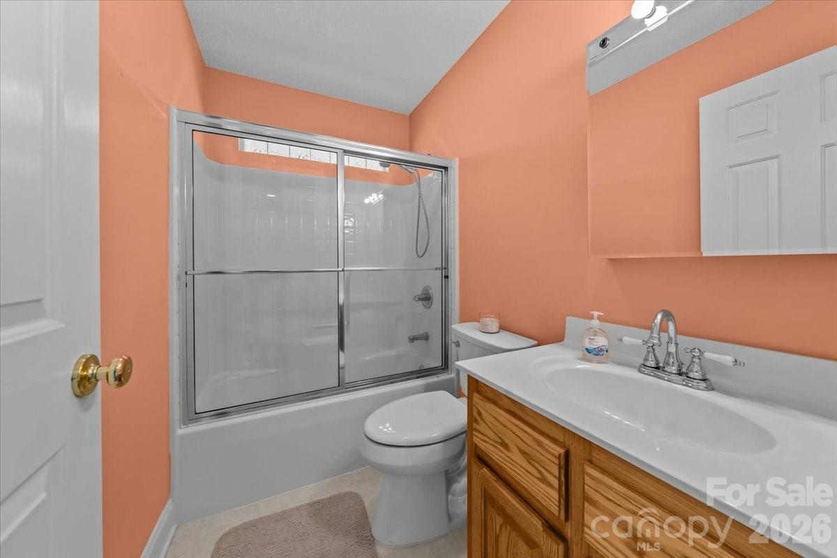 704 Shoreline Drive — New London