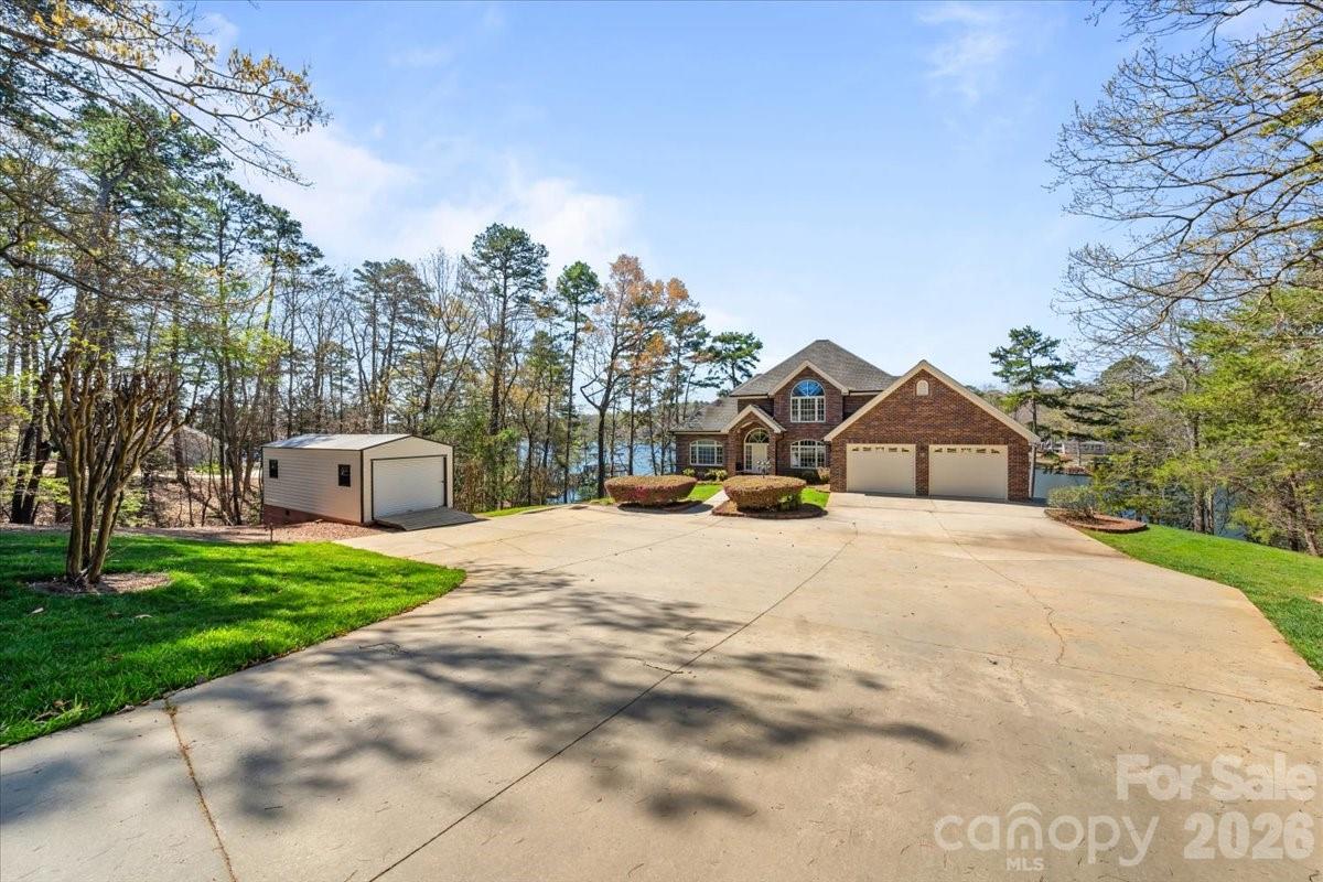 704 Shoreline Drive — New London