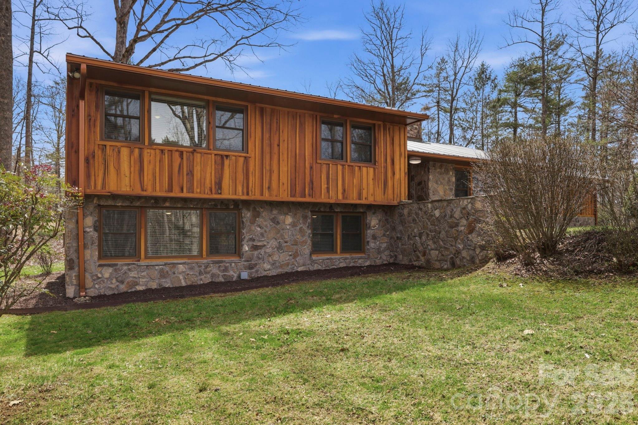 100 Ashton Lane — Brevard