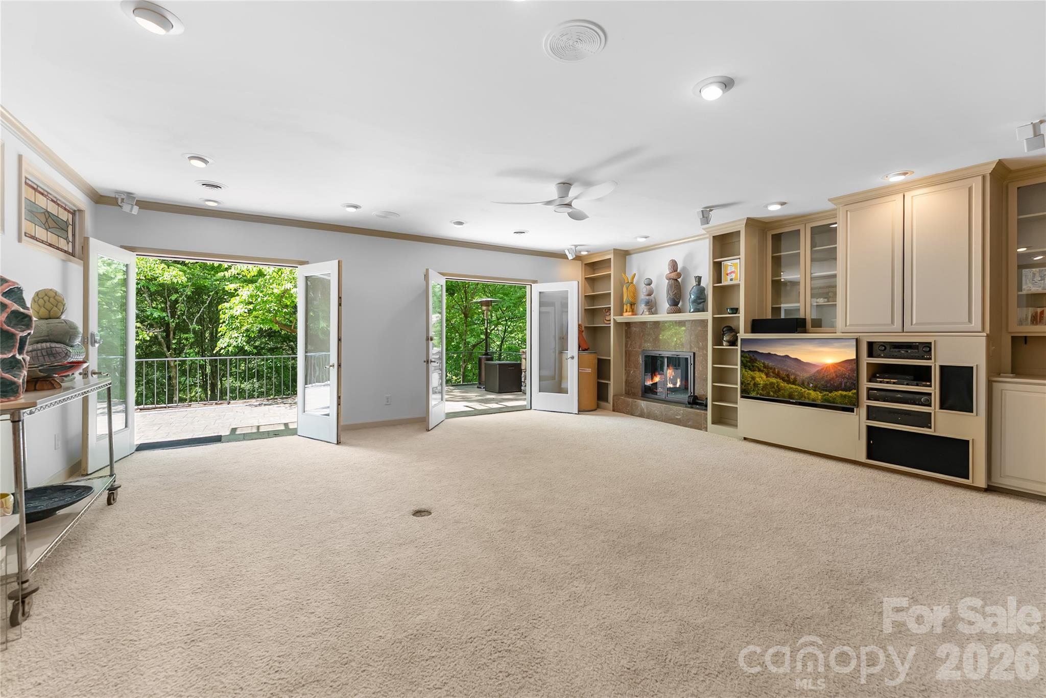 200 Robinhood Road — Asheville