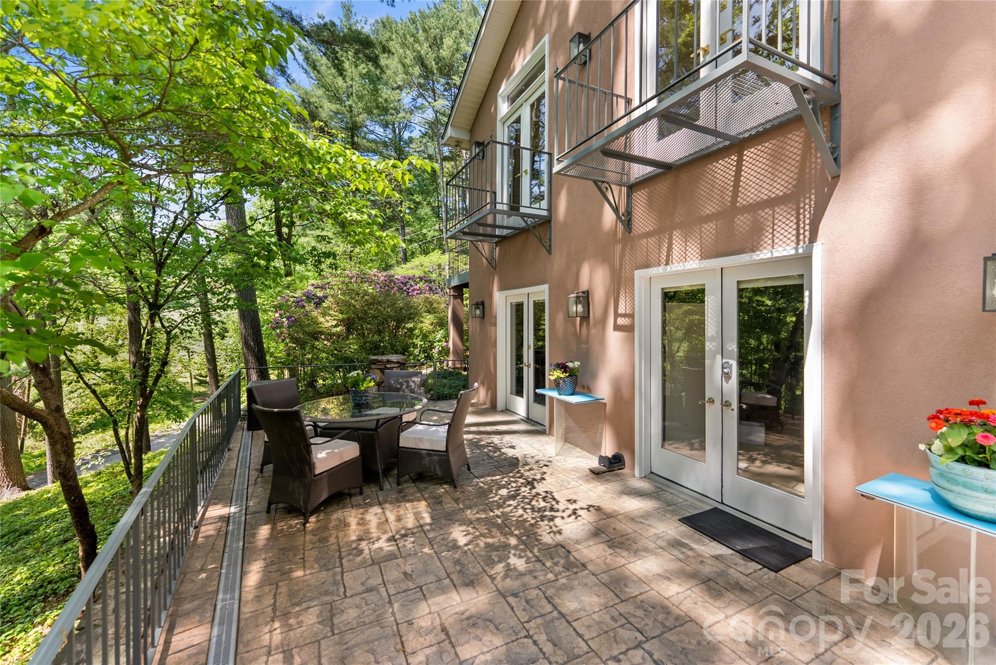 200 Robinhood Road — Asheville