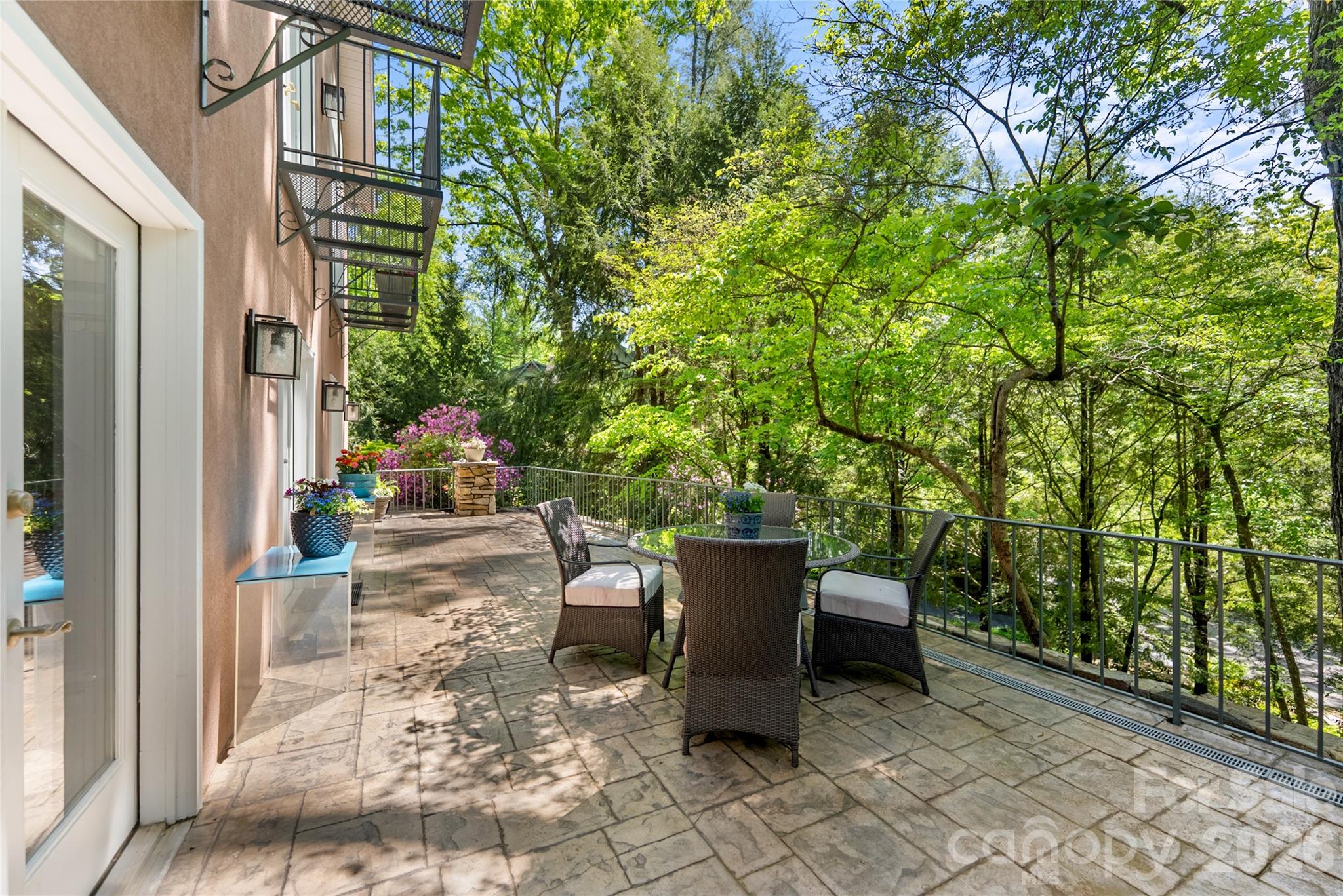 200 Robinhood Road — Asheville
