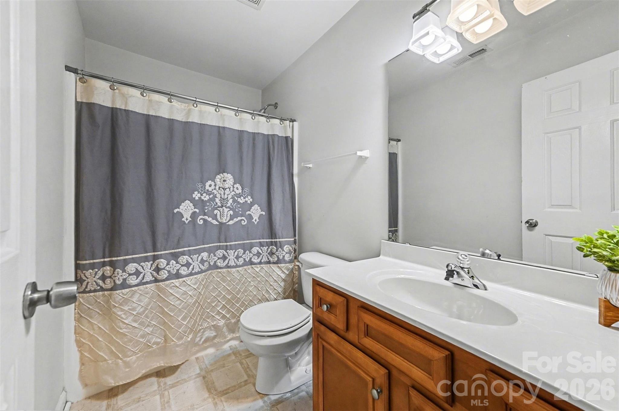 255 19th Avenue SE — Hickory