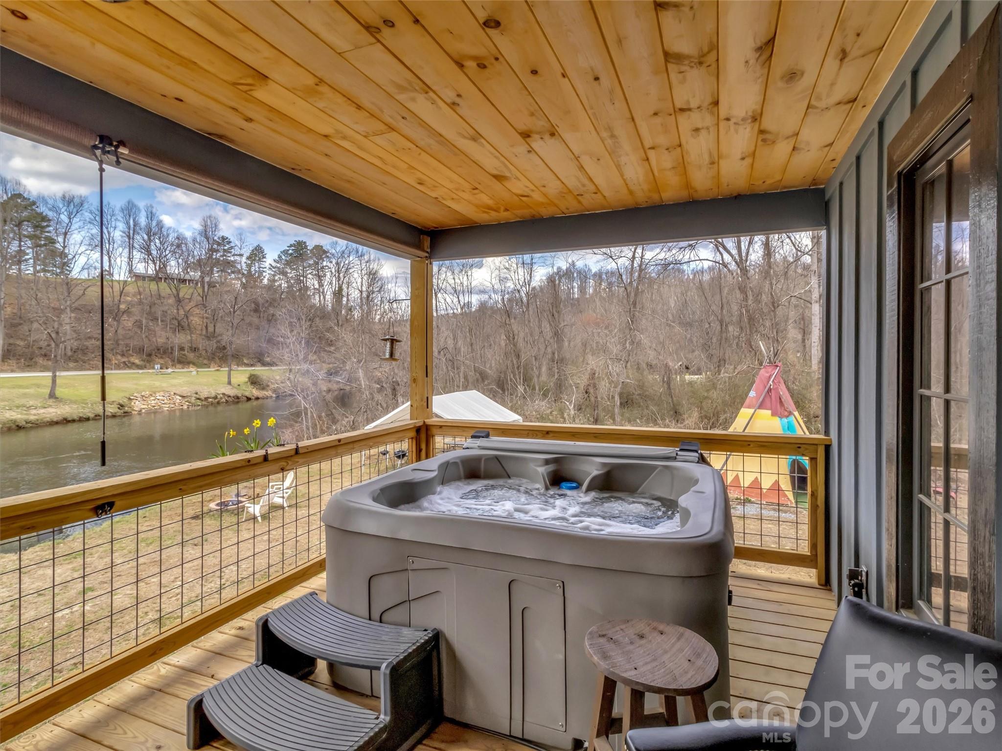522 N River Road — Sylva