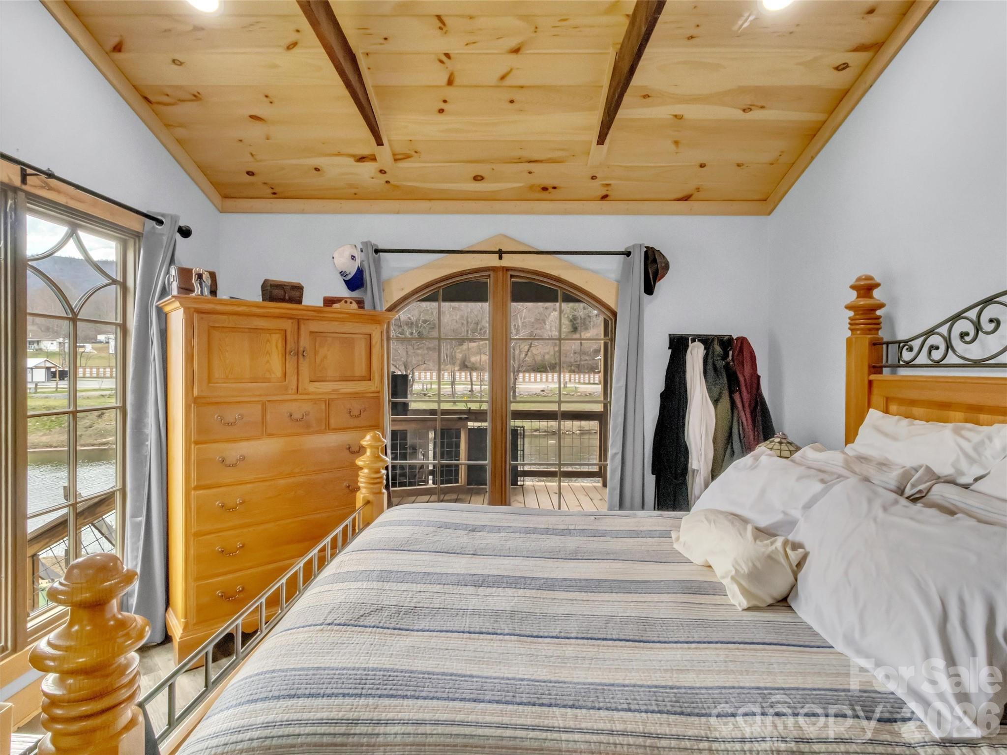 522 N River Road — Sylva