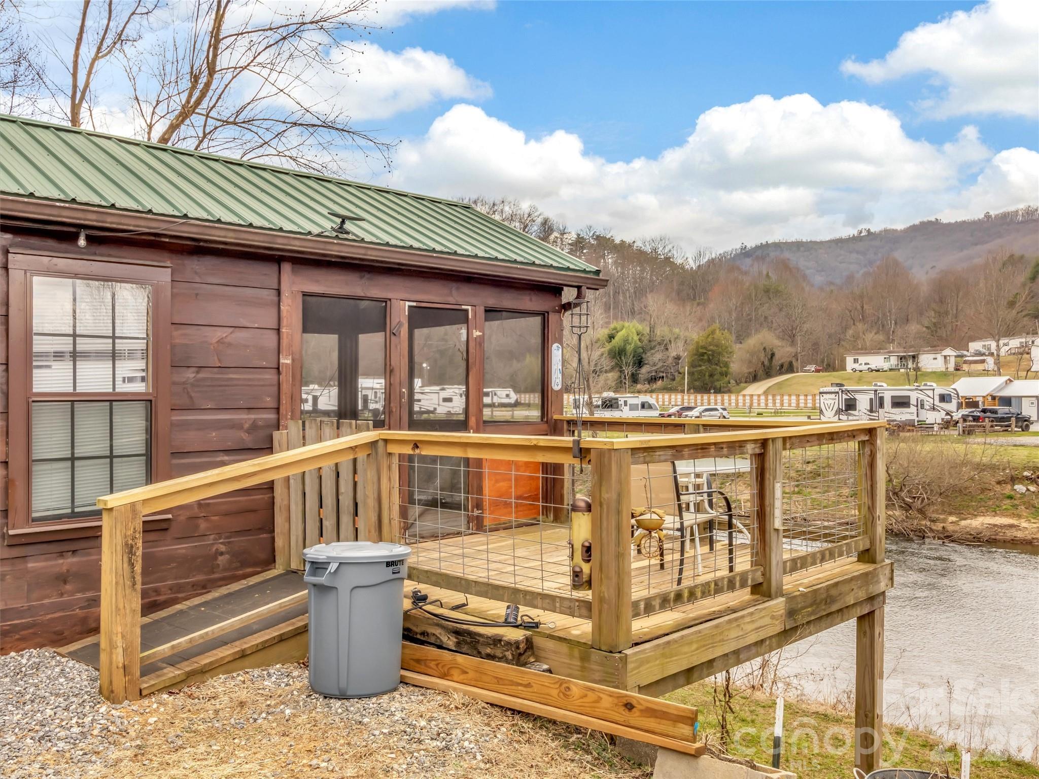 522 N River Road — Sylva