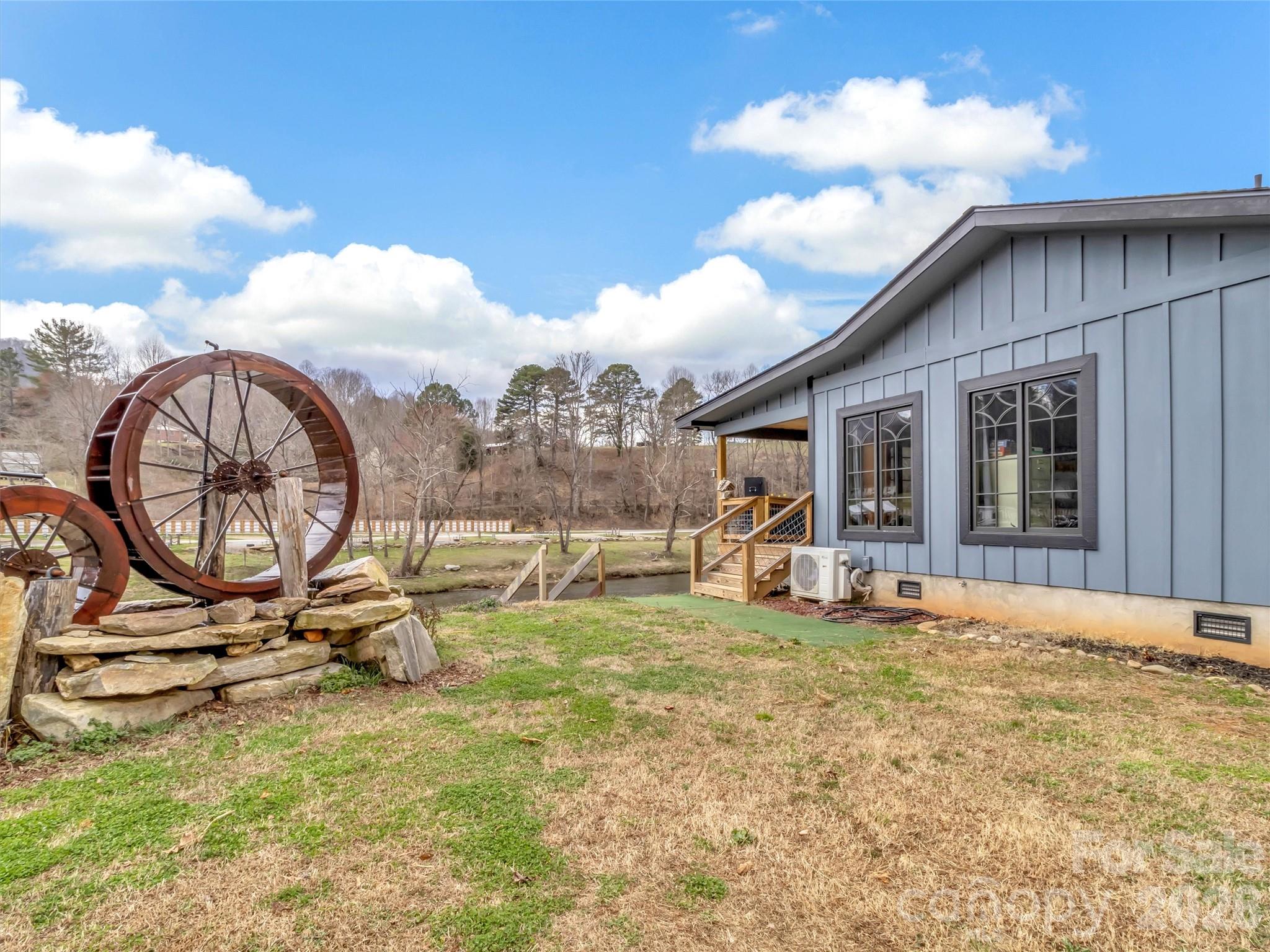 522 N River Road — Sylva