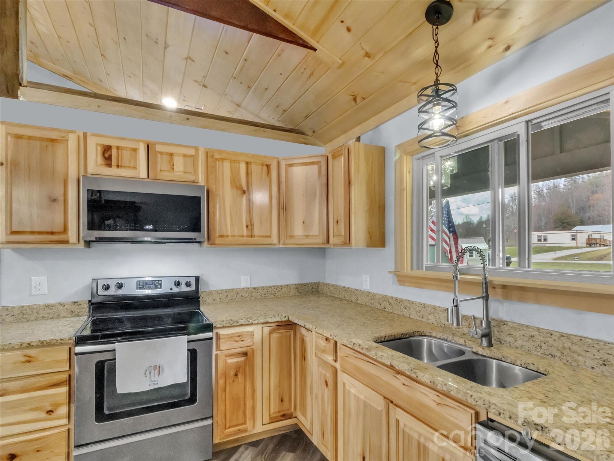 522 N River Road — Sylva