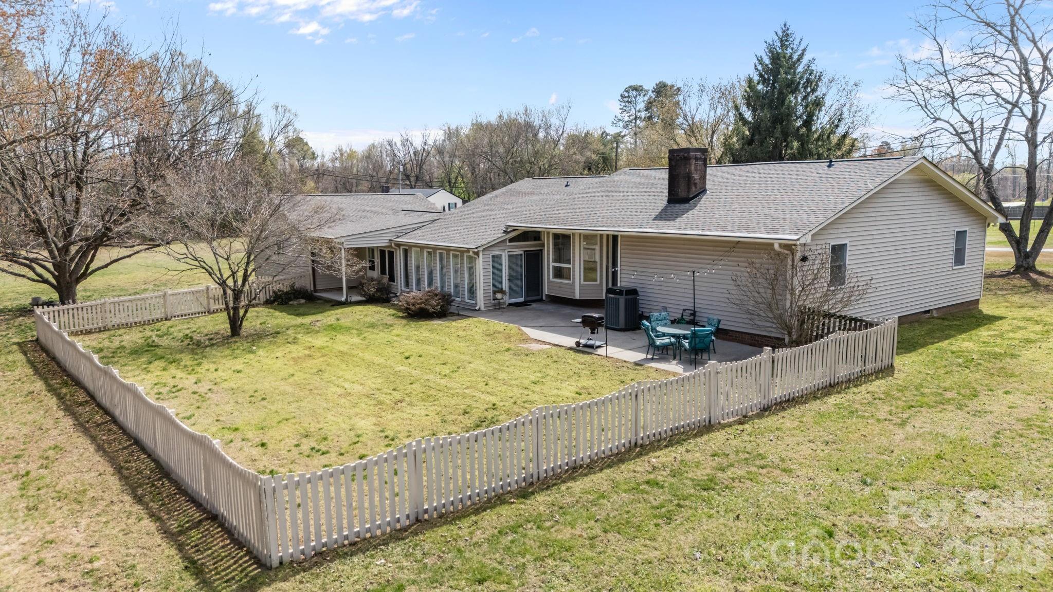 3368 Old Glenola Road — Archdale