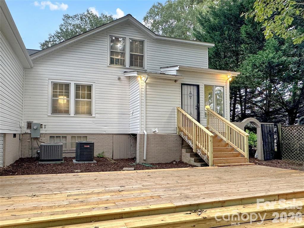 317 8th Street NW — Hickory