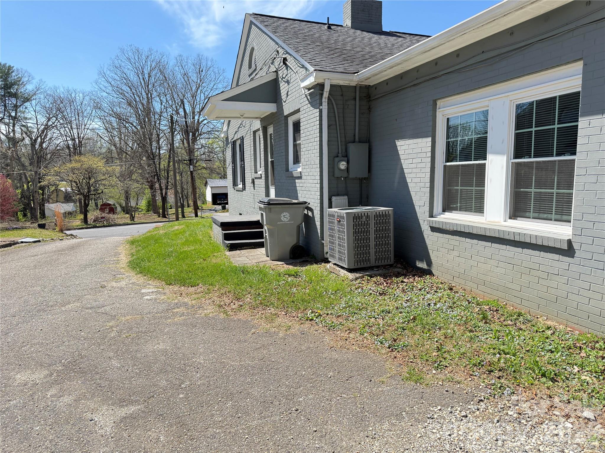 316 Sharon Avenue NW — Lenoir