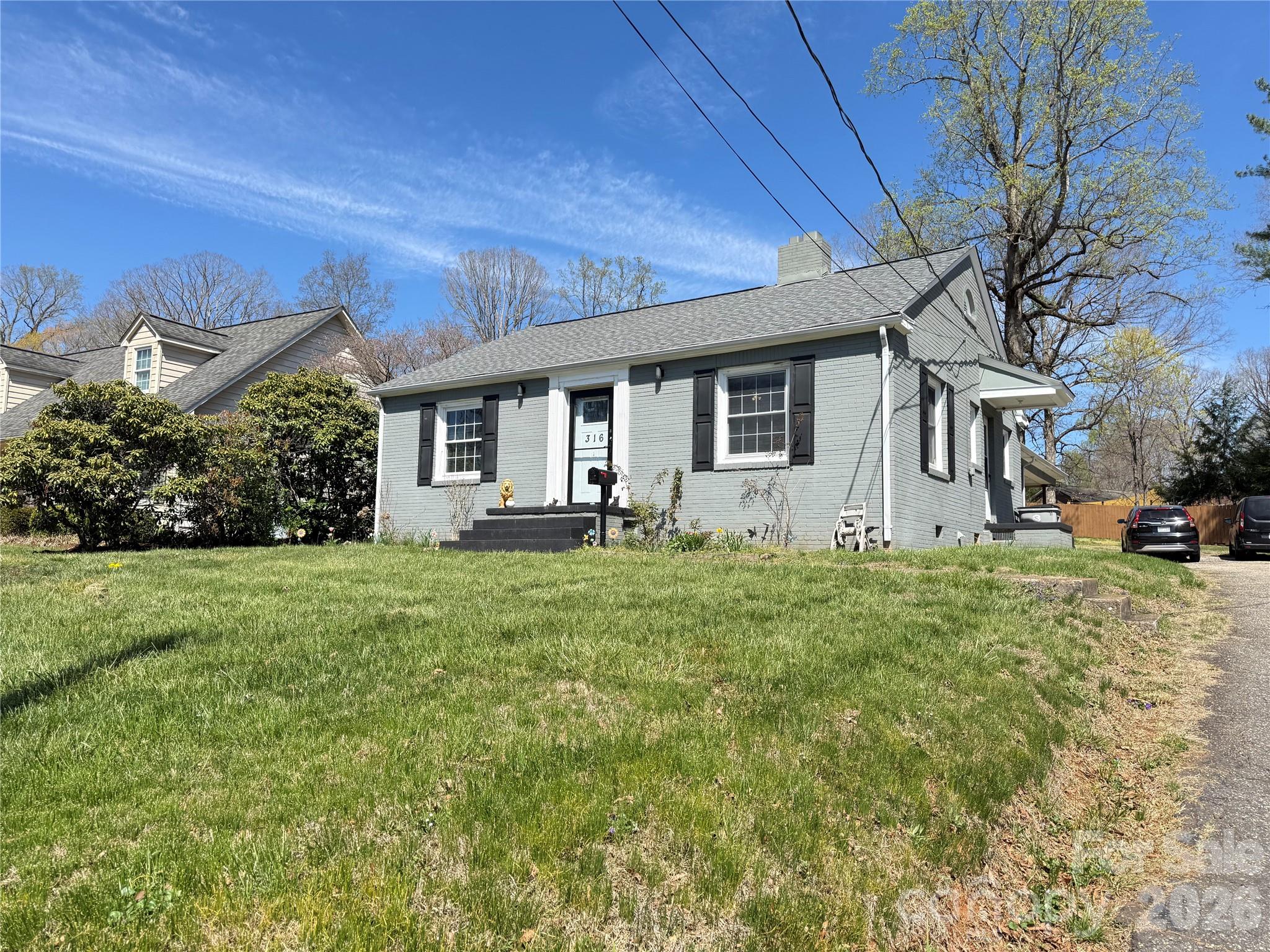 316 Sharon Avenue NW — Lenoir
