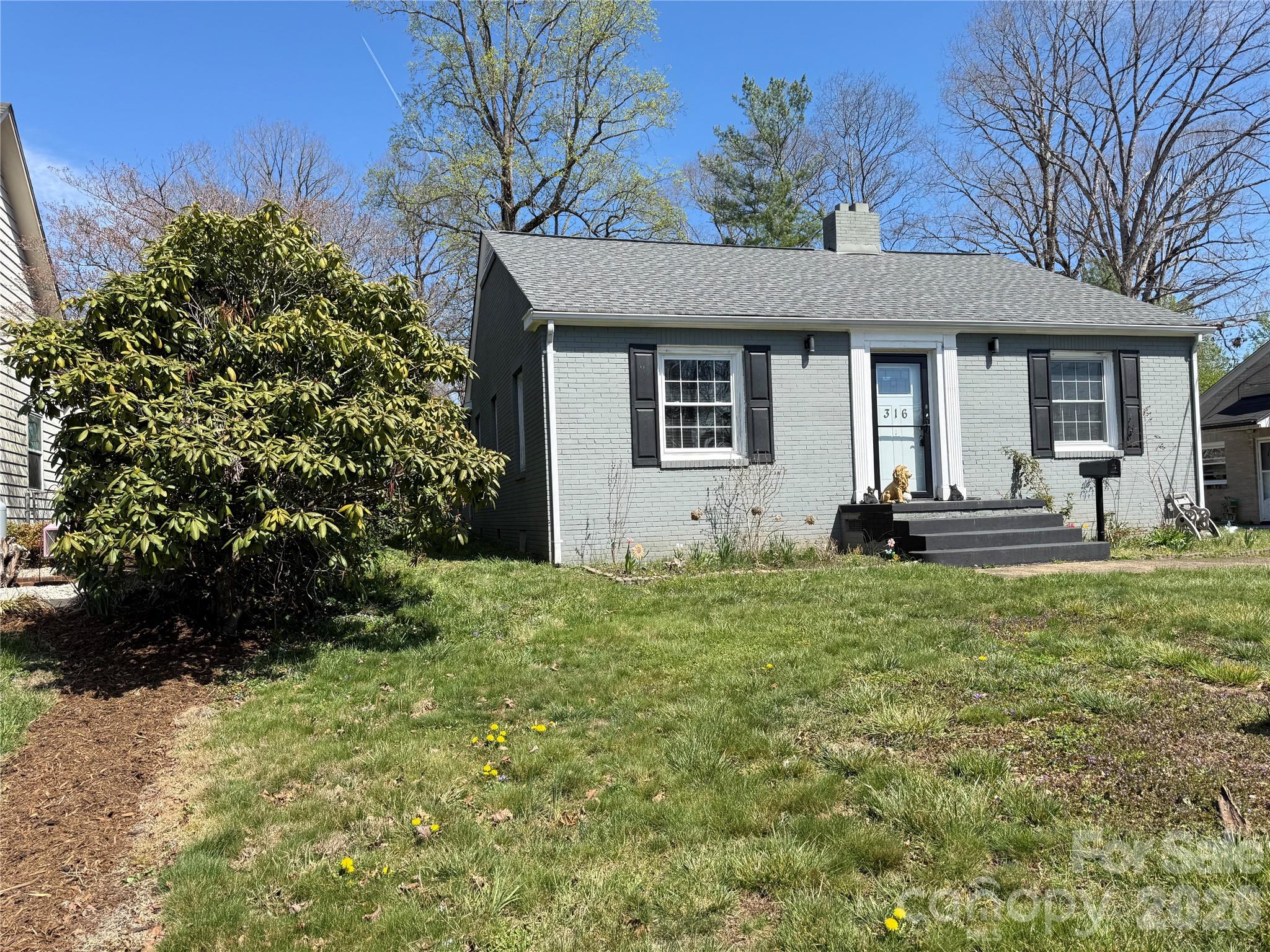 316 Sharon Avenue NW — Lenoir