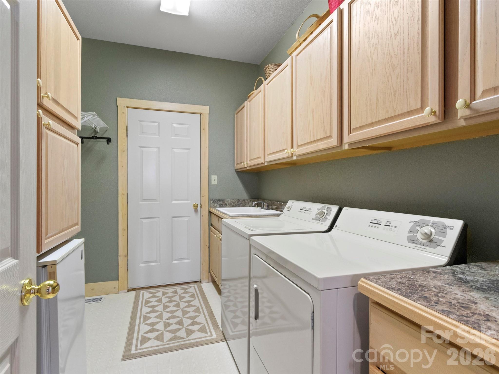 2163 Mountain Air Drive — Burnsville