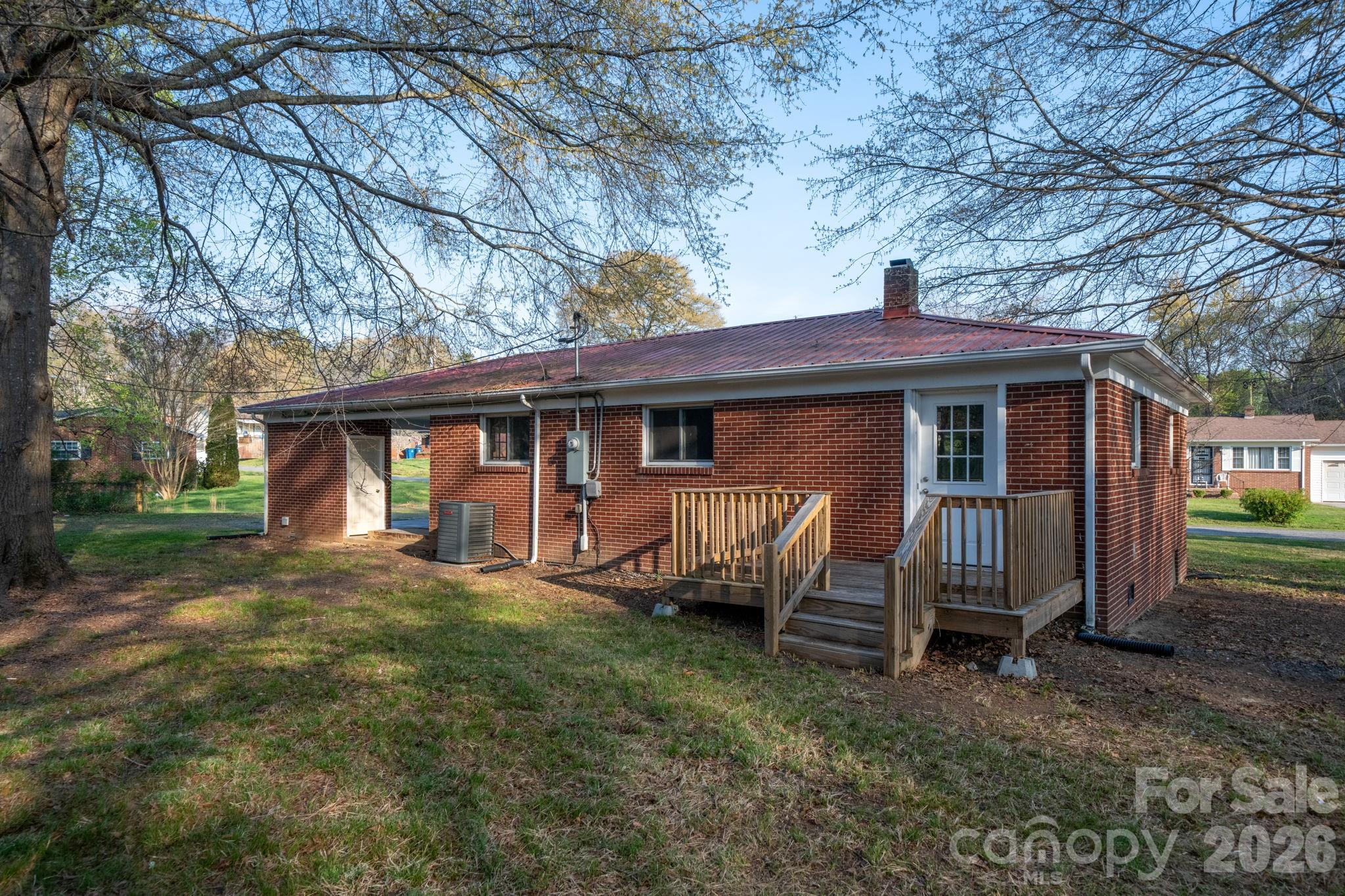 3502 1st Avenue Circle NW — Hickory