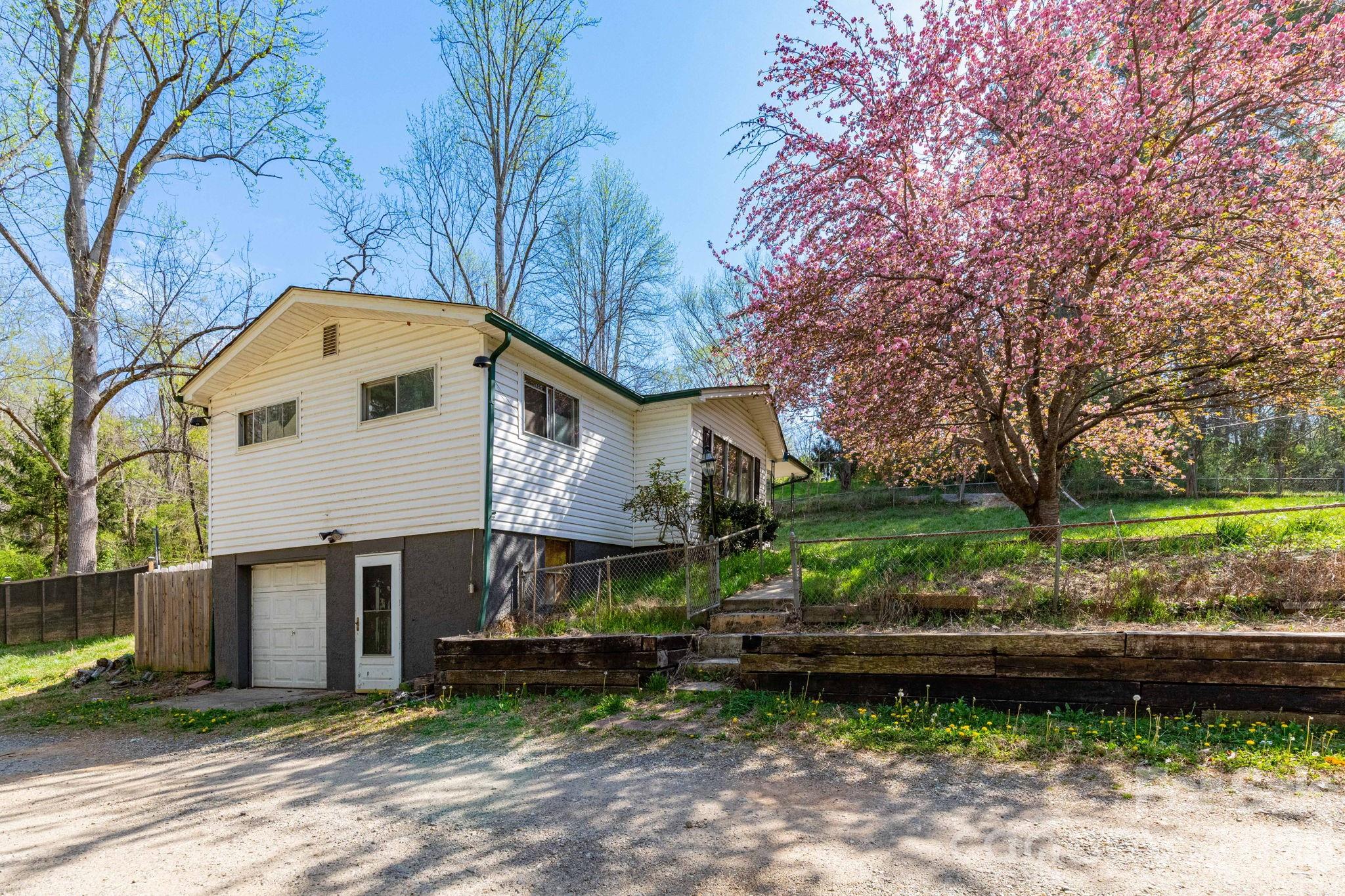 135 Sardis Drive — Asheville