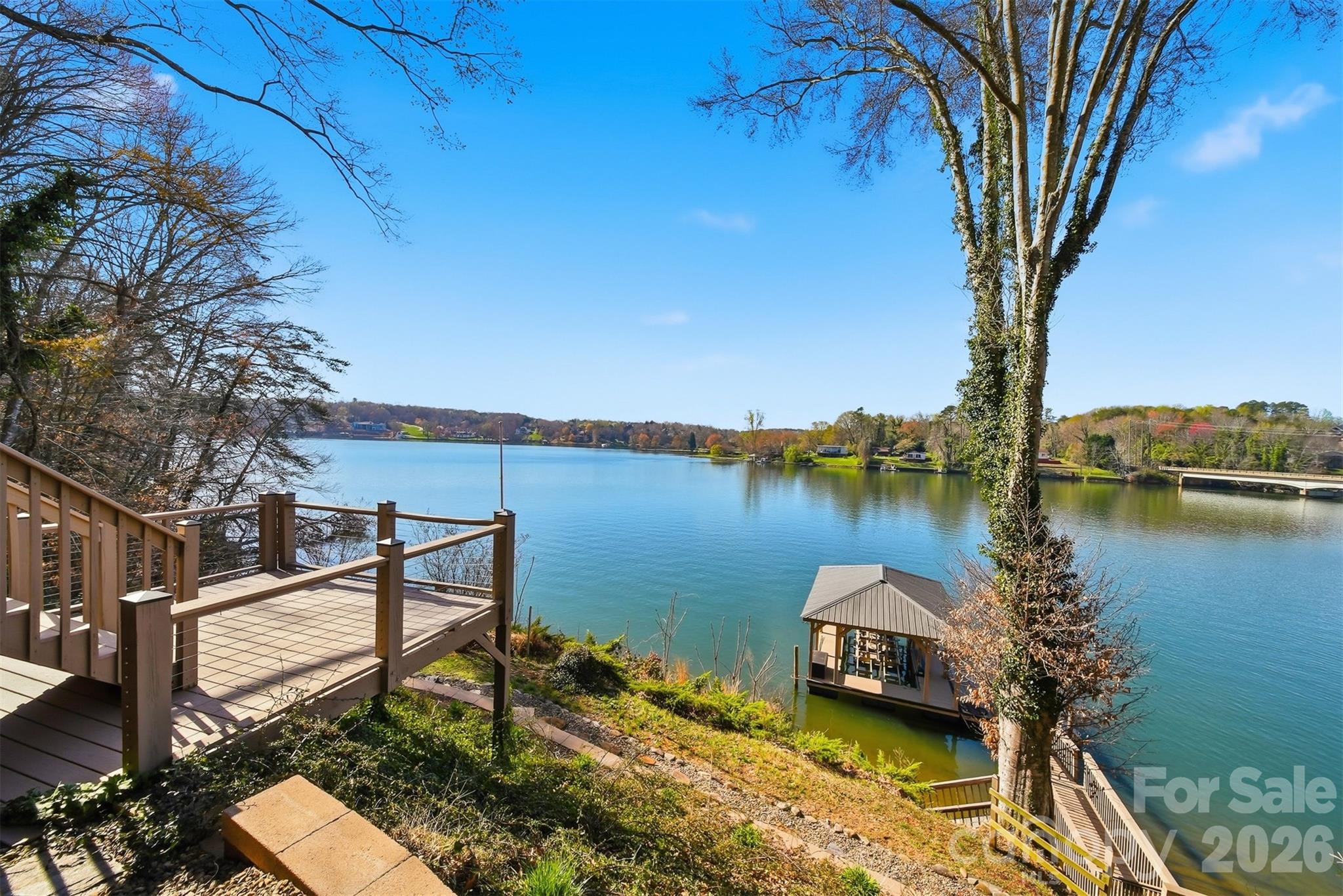 152 Bridge Pointe Lane — Hickory