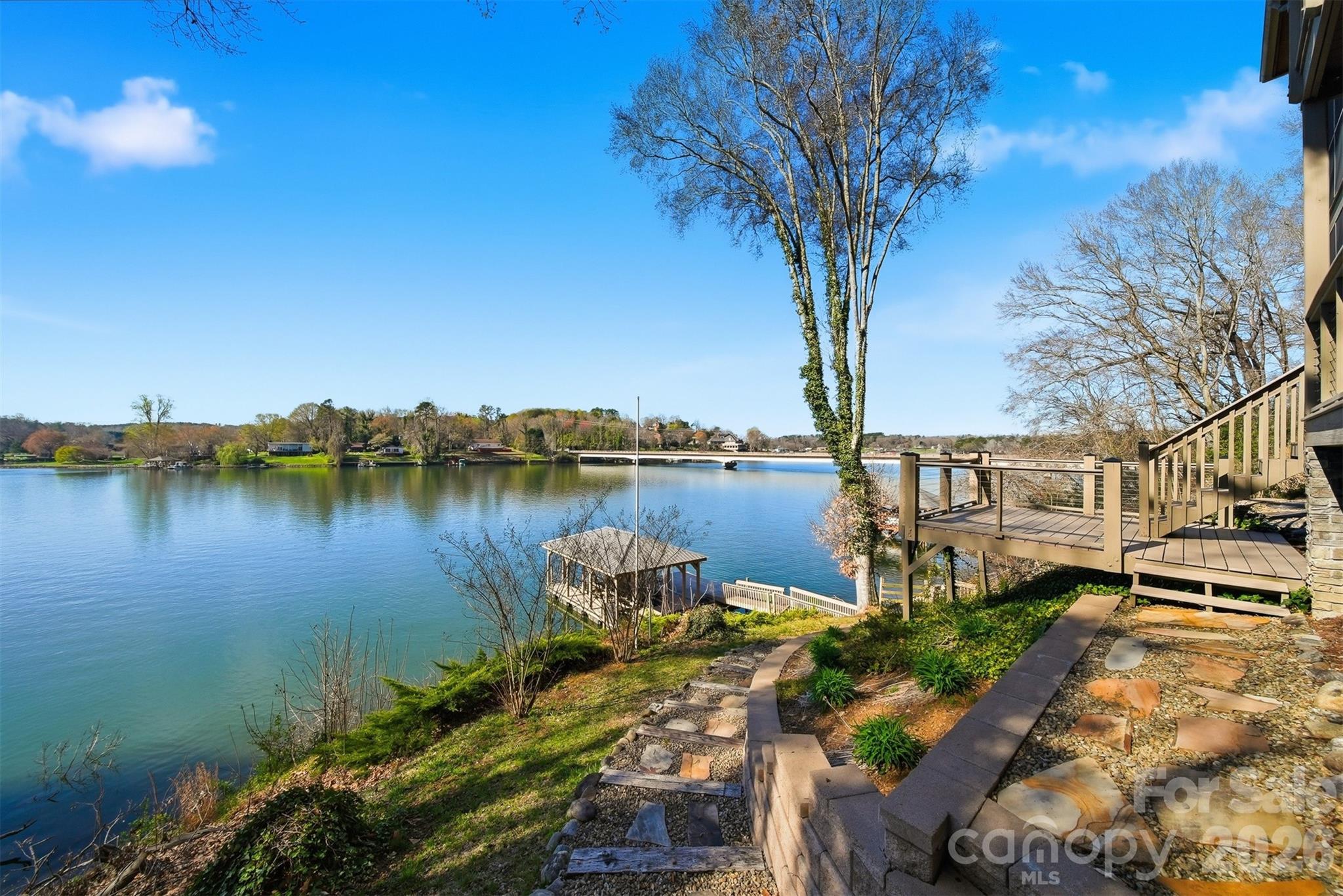 152 Bridge Pointe Lane — Hickory