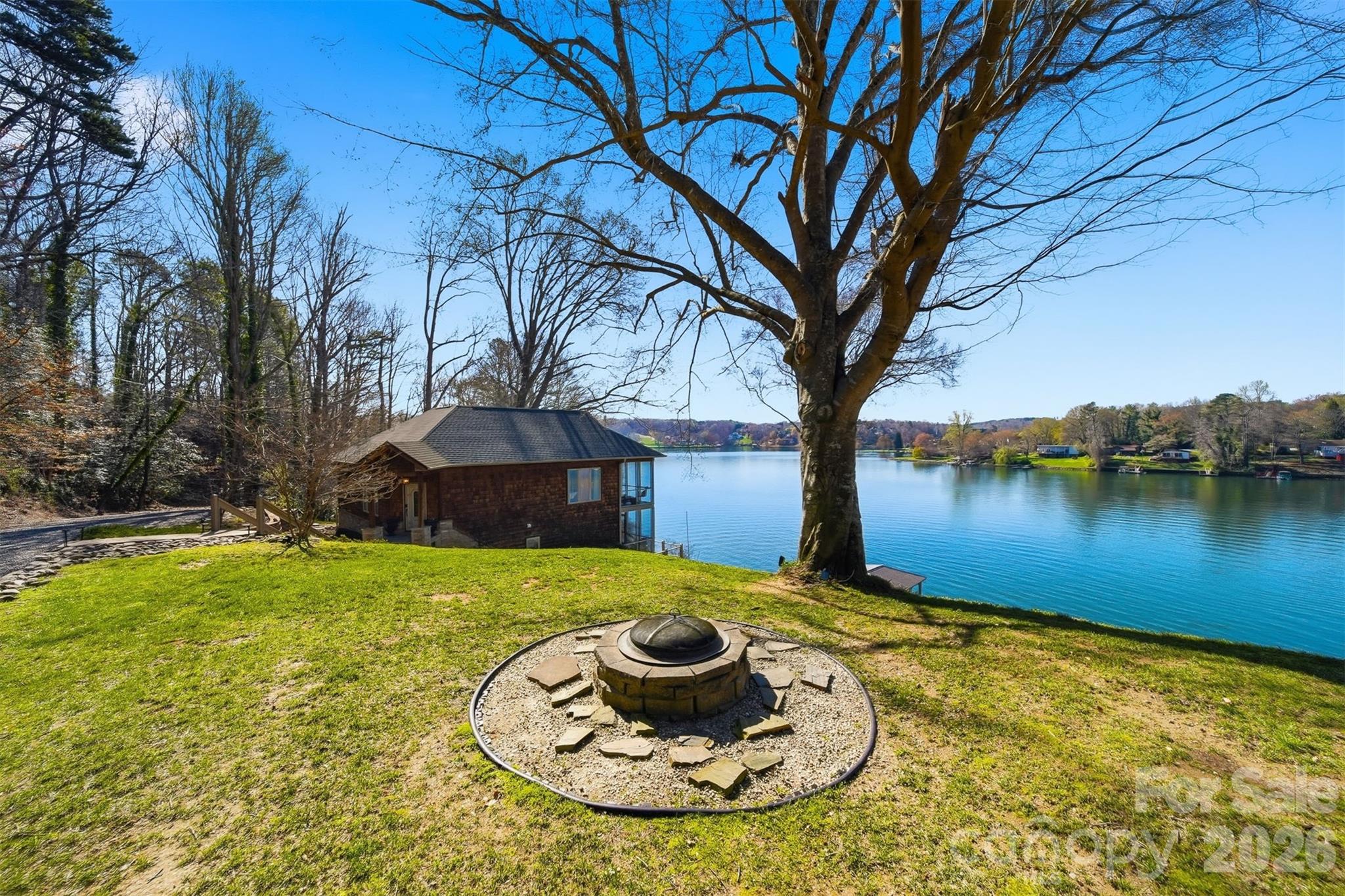 152 Bridge Pointe Lane — Hickory