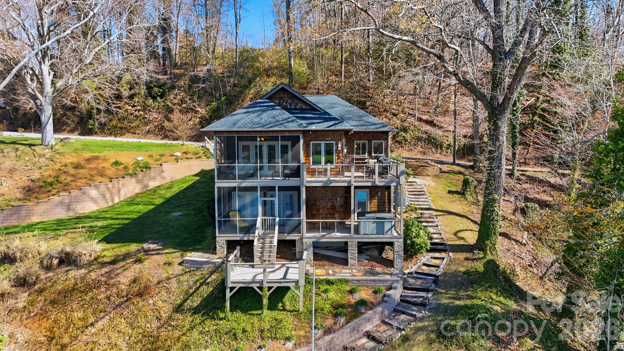 152 Bridge Pointe Lane — Hickory