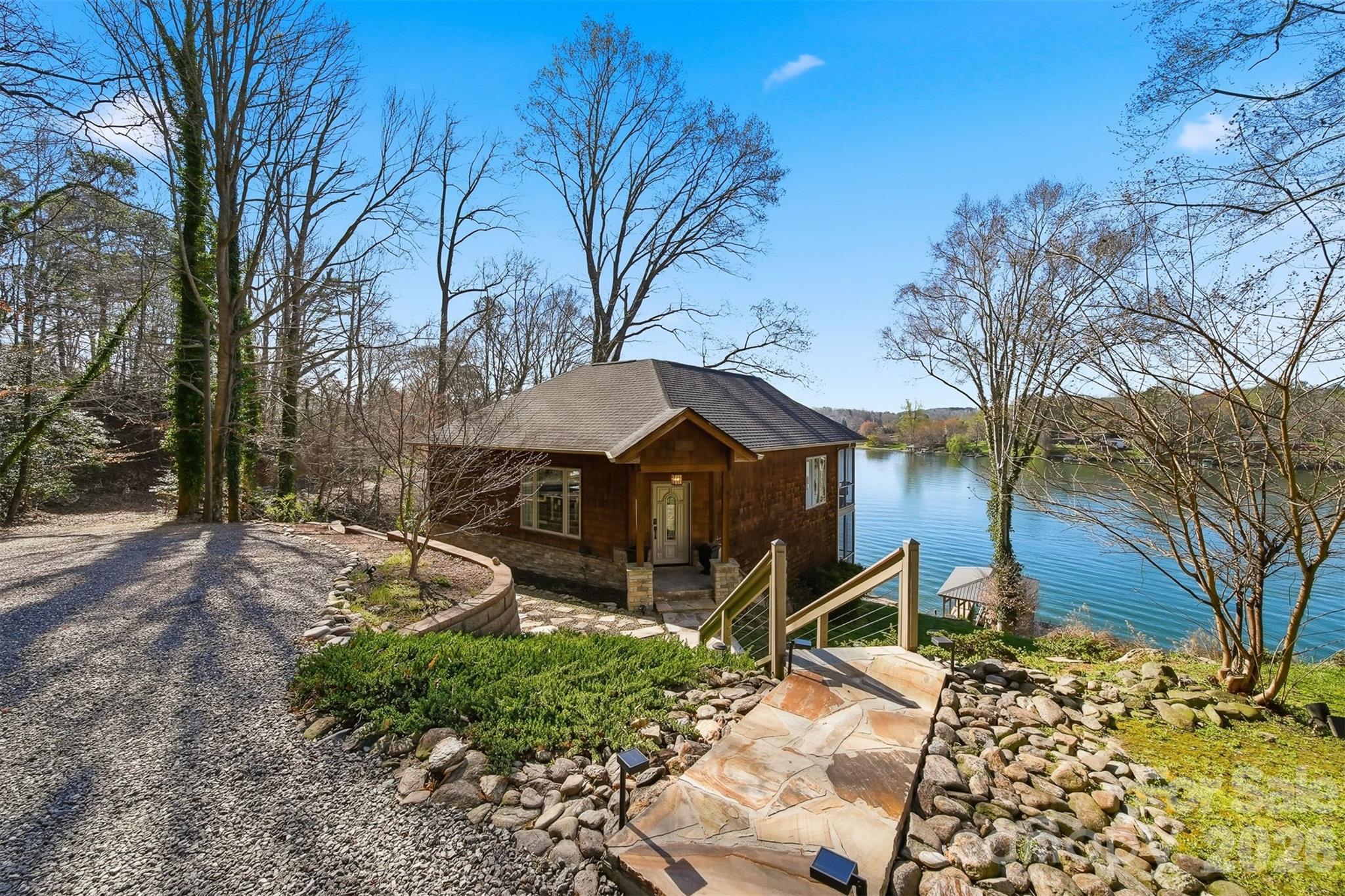 152 Bridge Pointe Lane — Hickory