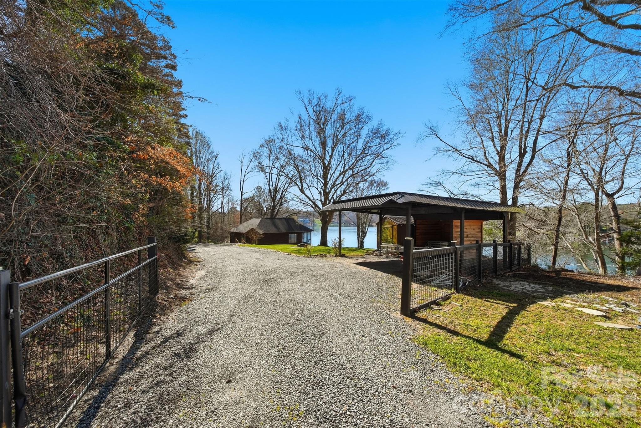 152 Bridge Pointe Lane — Hickory