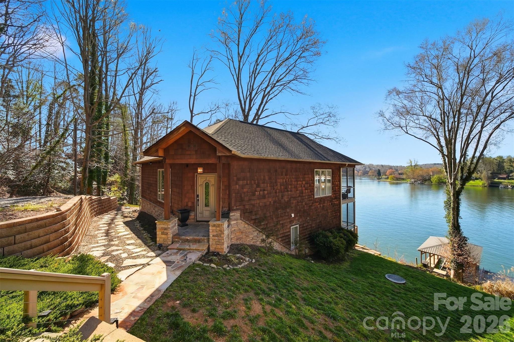 152 Bridge Pointe Lane — Hickory