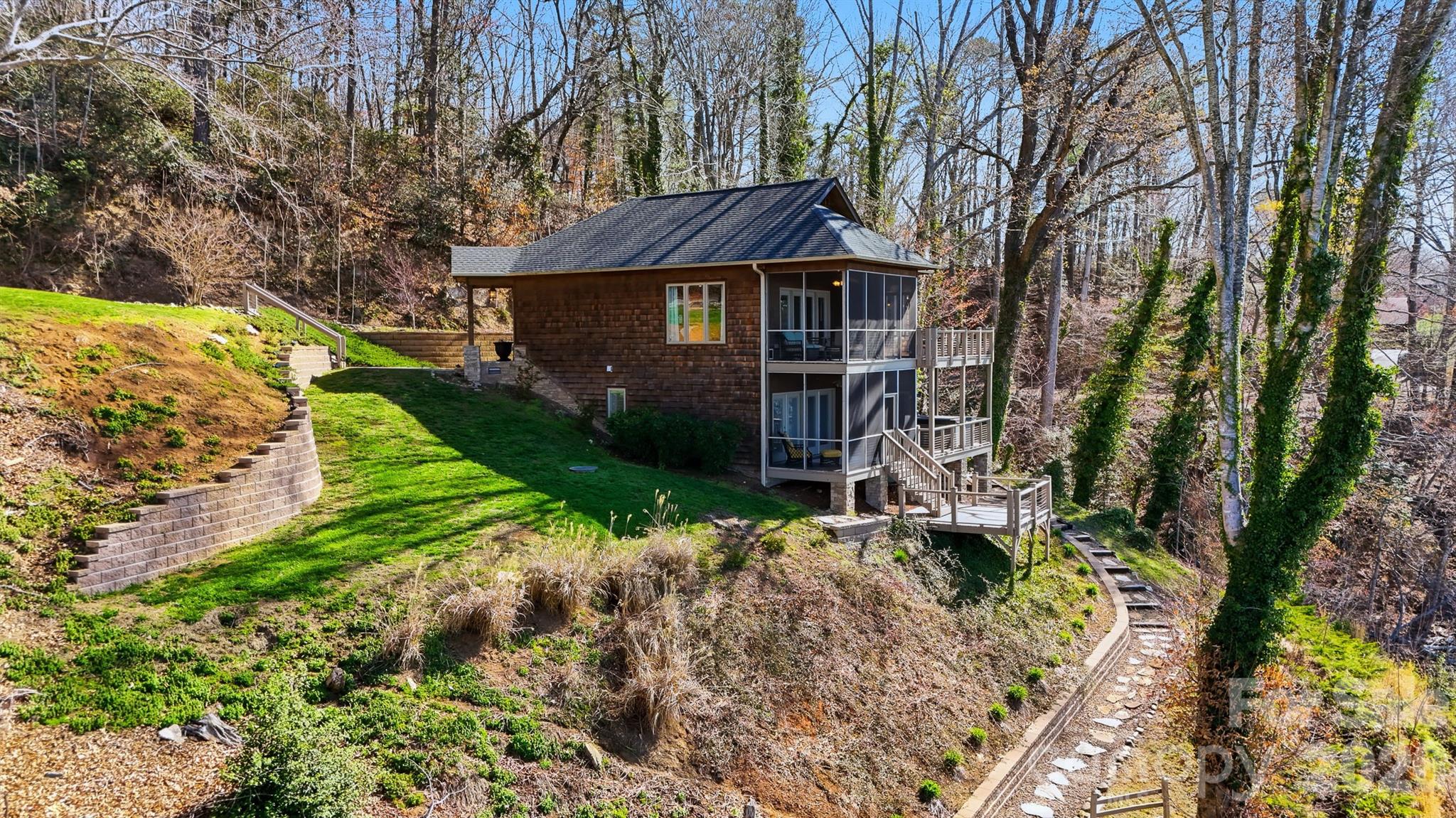152 Bridge Pointe Lane — Hickory