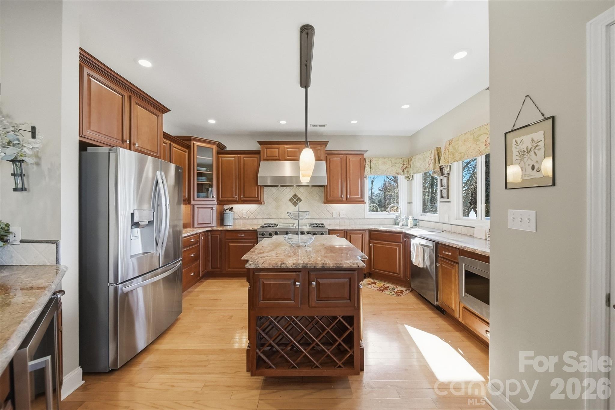 152 Bridge Pointe Lane — Hickory