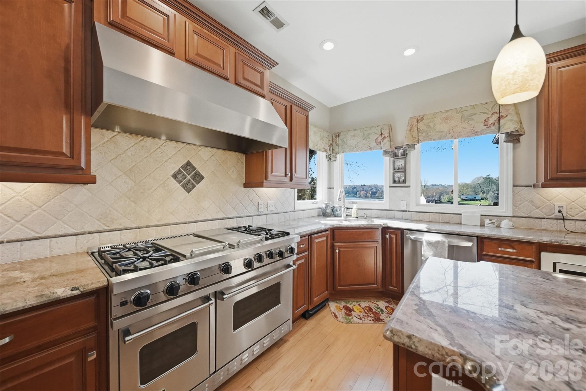 152 Bridge Pointe Lane — Hickory