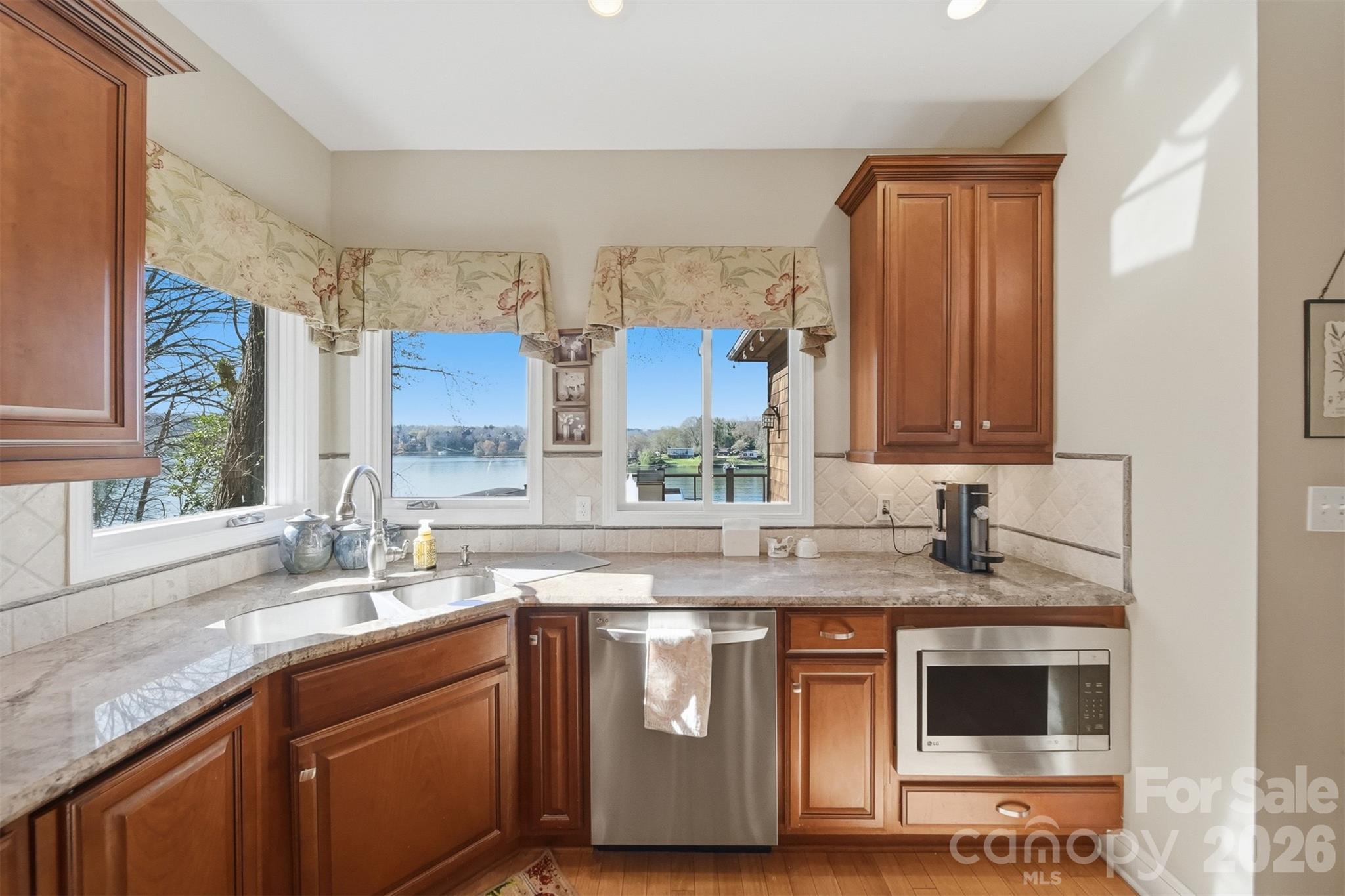 152 Bridge Pointe Lane — Hickory